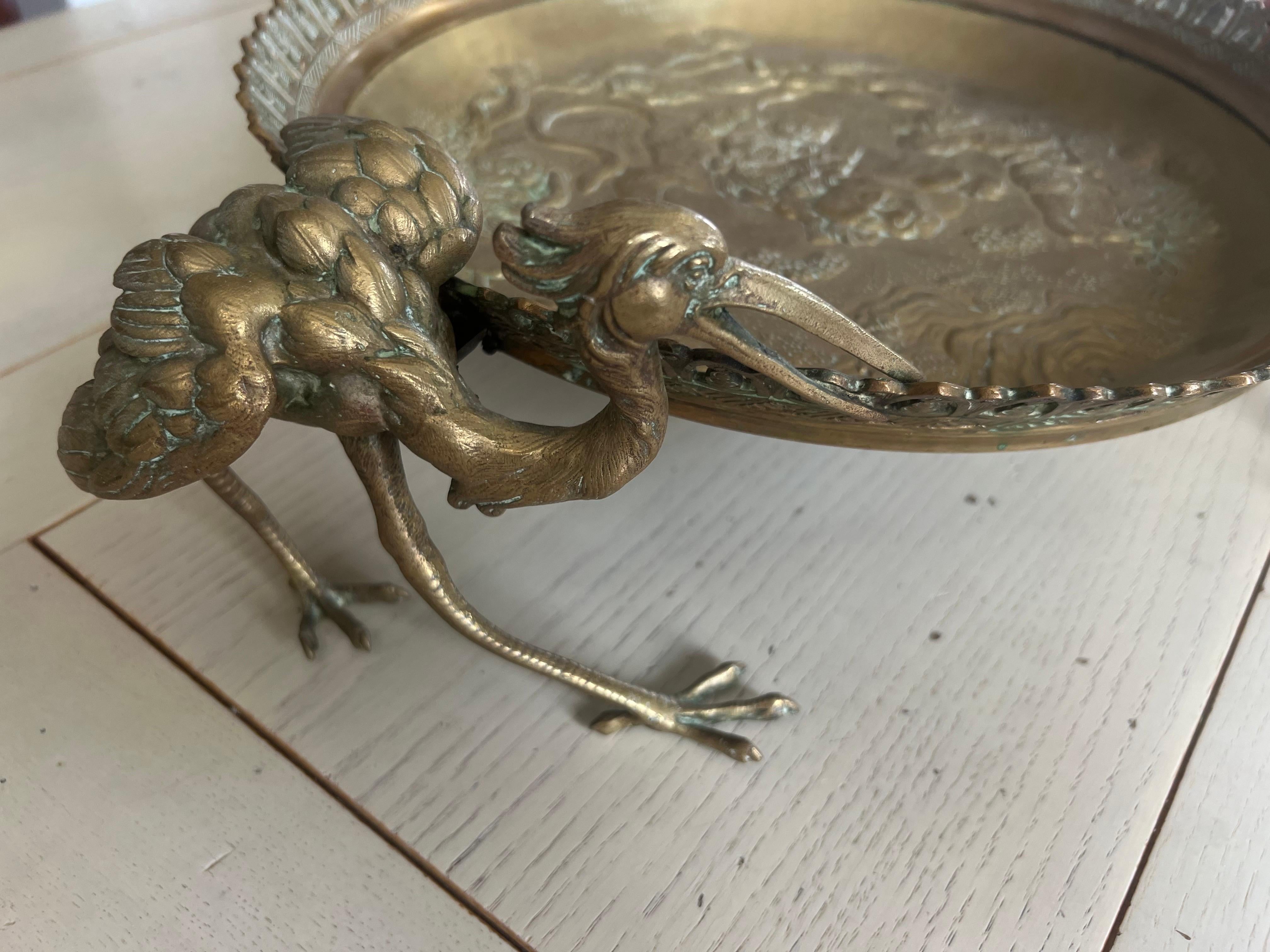 Centre de table en bronze du XIXe siècle gravé de figures et tenu par des oiseaux Crane en vente 13