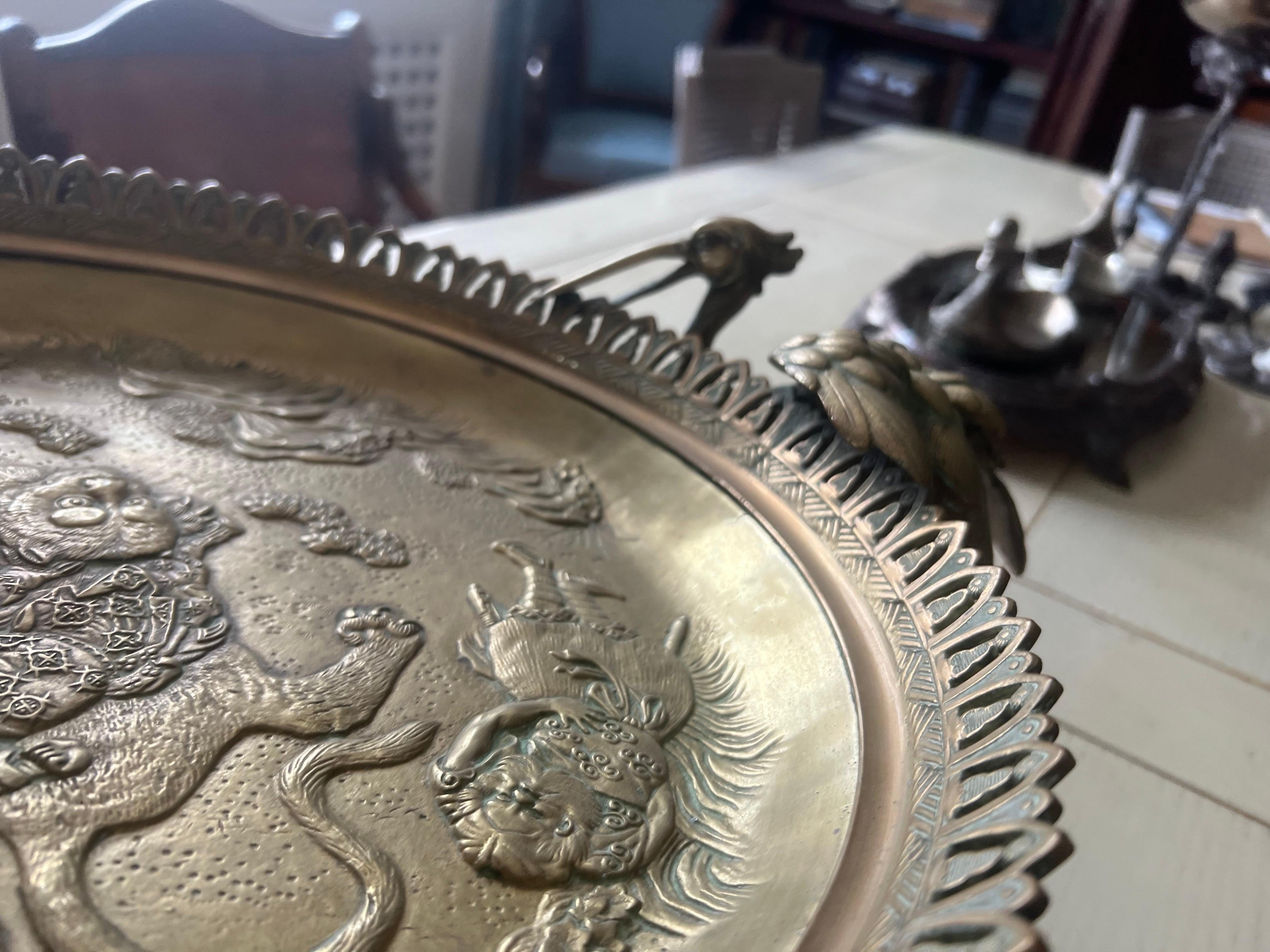 Centre de table en bronze du XIXe siècle gravé de figures et tenu par des oiseaux Crane en vente 14