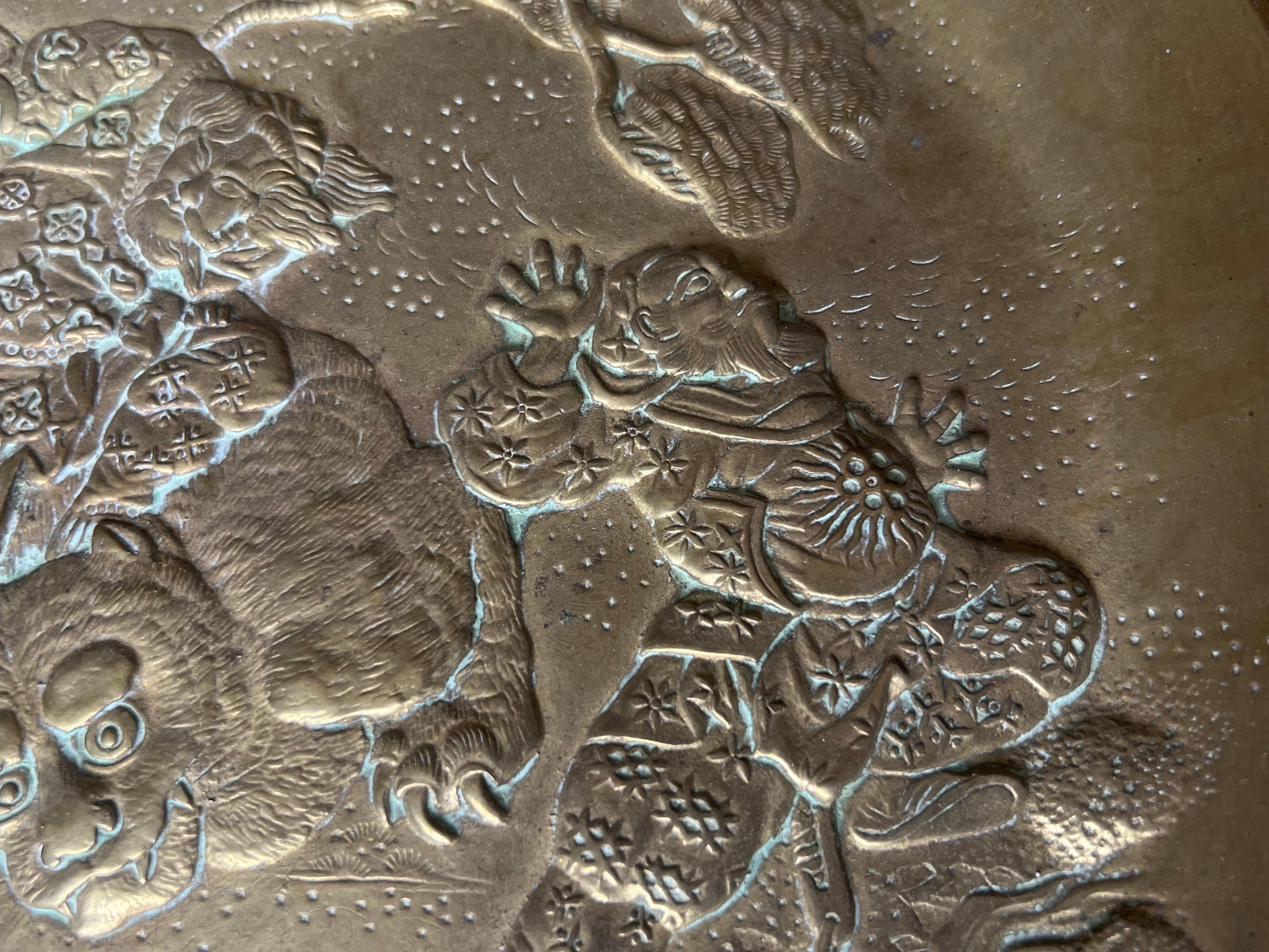 Chinois Centre de table en bronze du XIXe siècle gravé de figures et tenu par des oiseaux Crane en vente