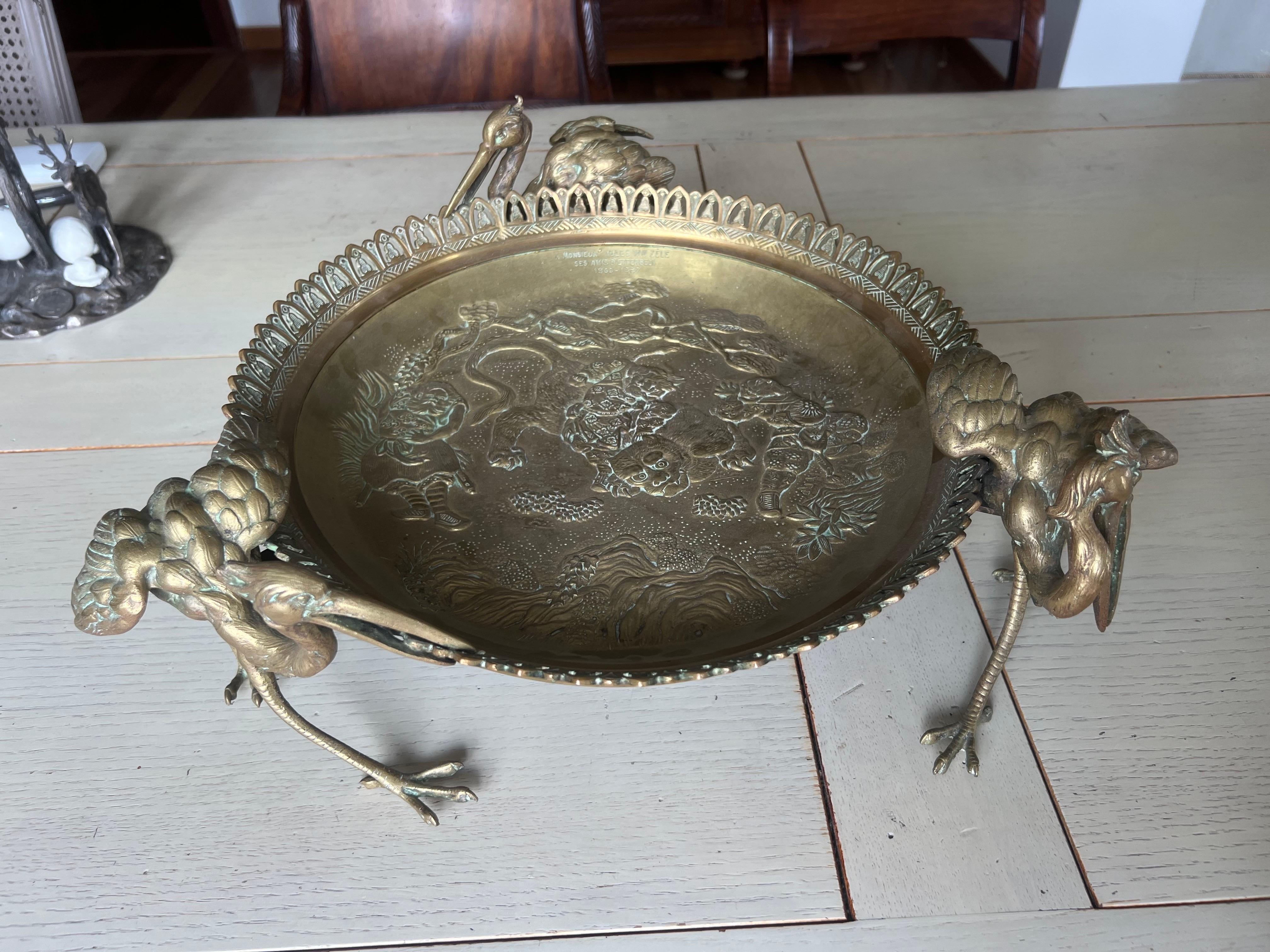 Sculpté à la main Centre de table en bronze du XIXe siècle gravé de figures et tenu par des oiseaux Crane en vente