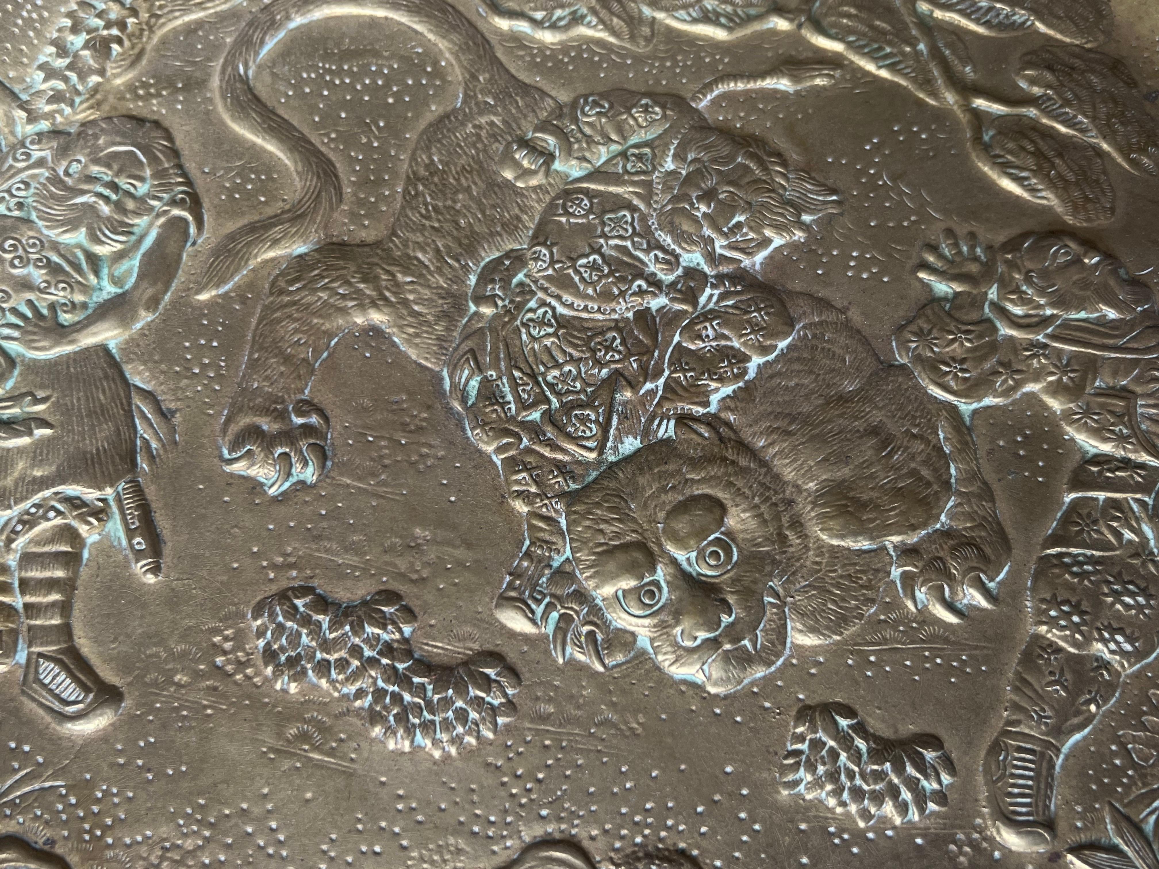 Centre de table en bronze du XIXe siècle gravé de figures et tenu par des oiseaux Crane Bon état - En vente à Sofia, BG