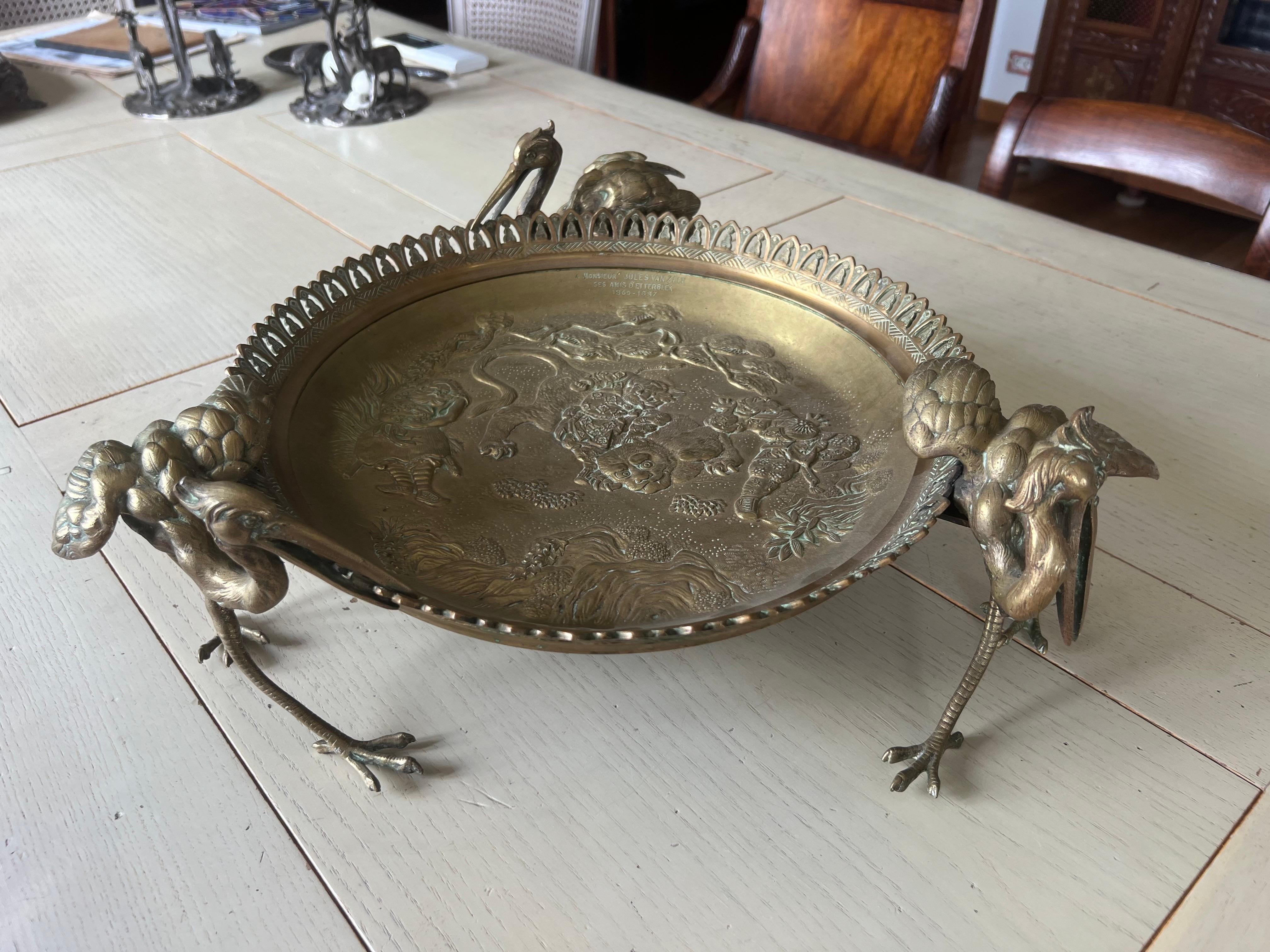 Bronze Centre de table en bronze du XIXe siècle gravé de figures et tenu par des oiseaux Crane en vente