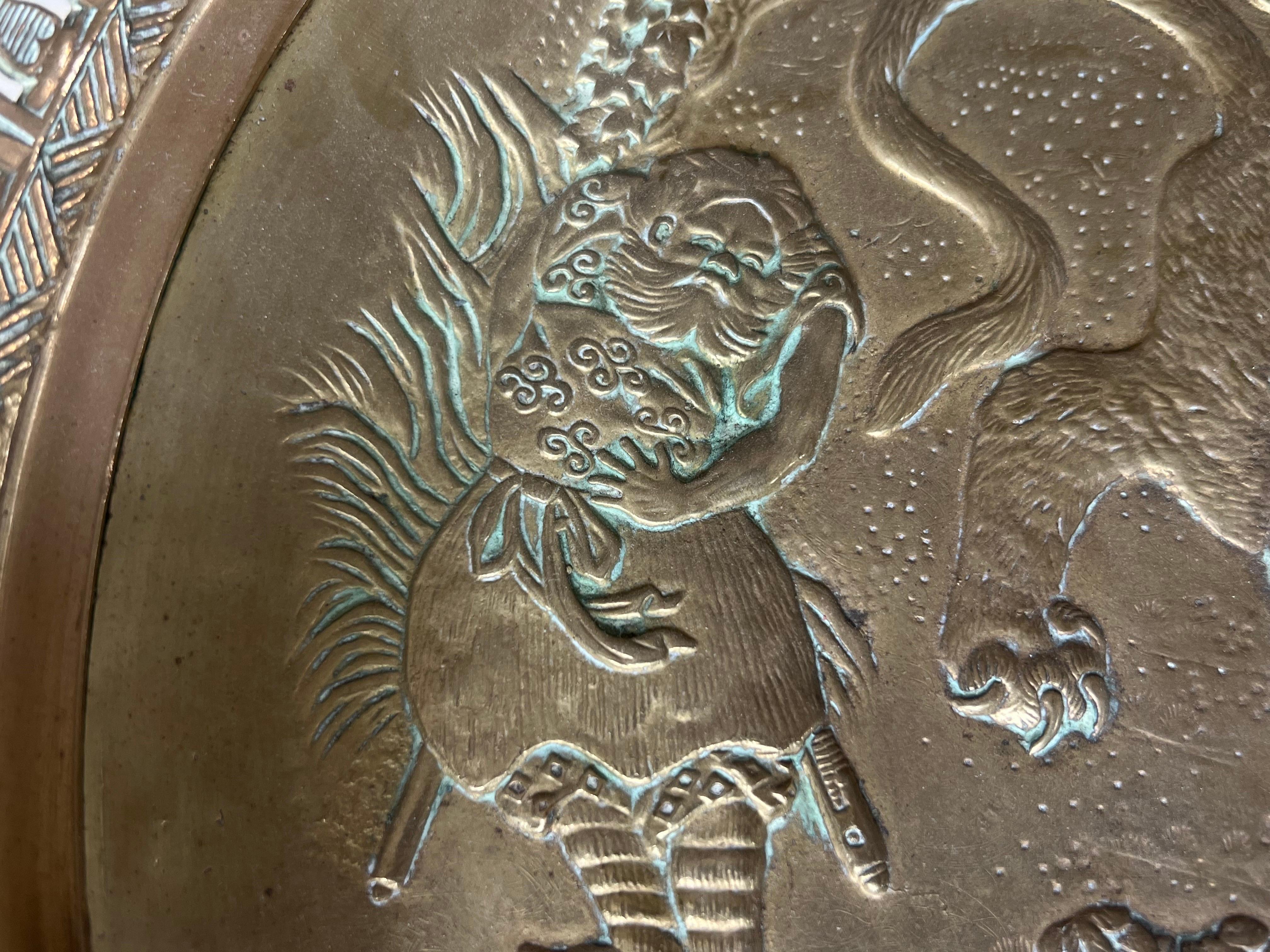 Centre de table en bronze du XIXe siècle gravé de figures et tenu par des oiseaux Crane en vente 1