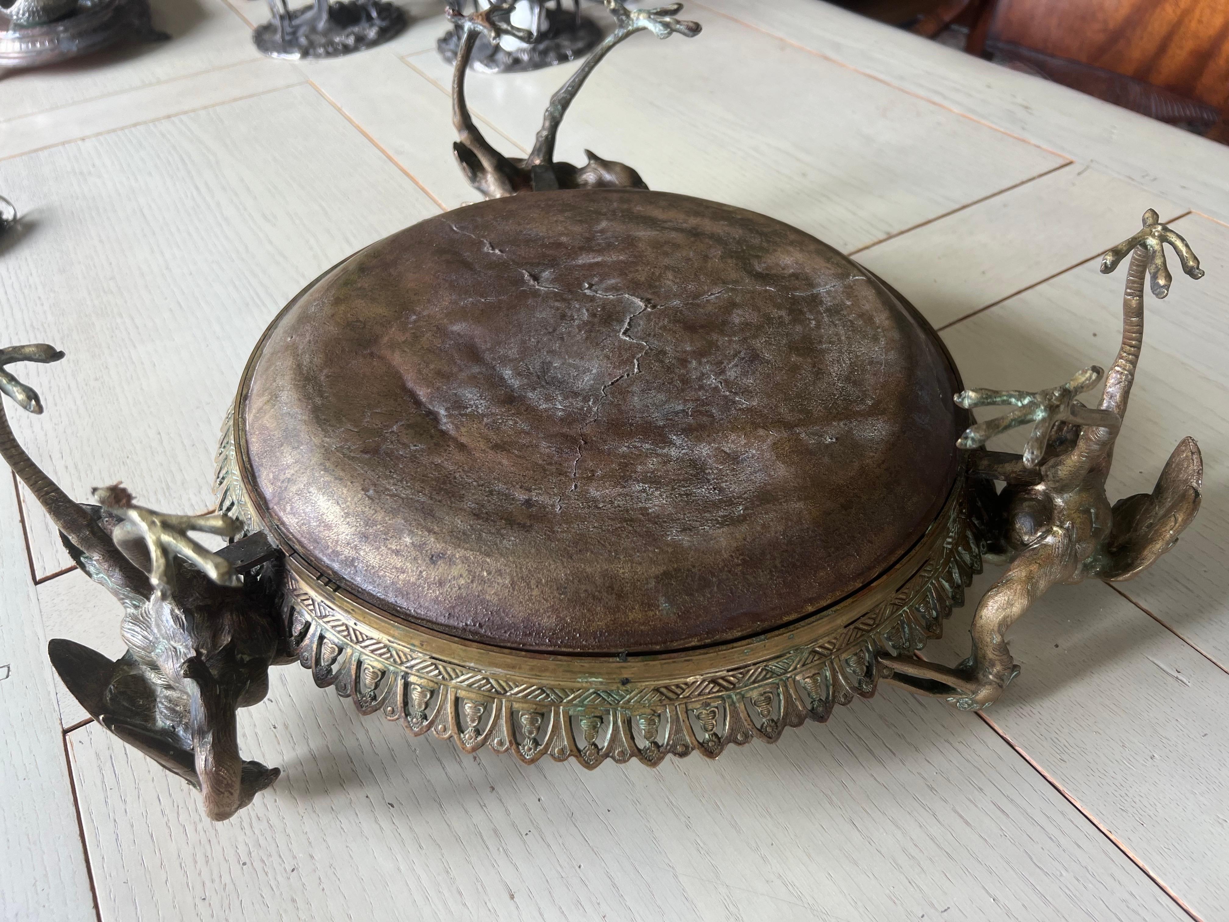 Centre de table en bronze du XIXe siècle gravé de figures et tenu par des oiseaux Crane en vente 2