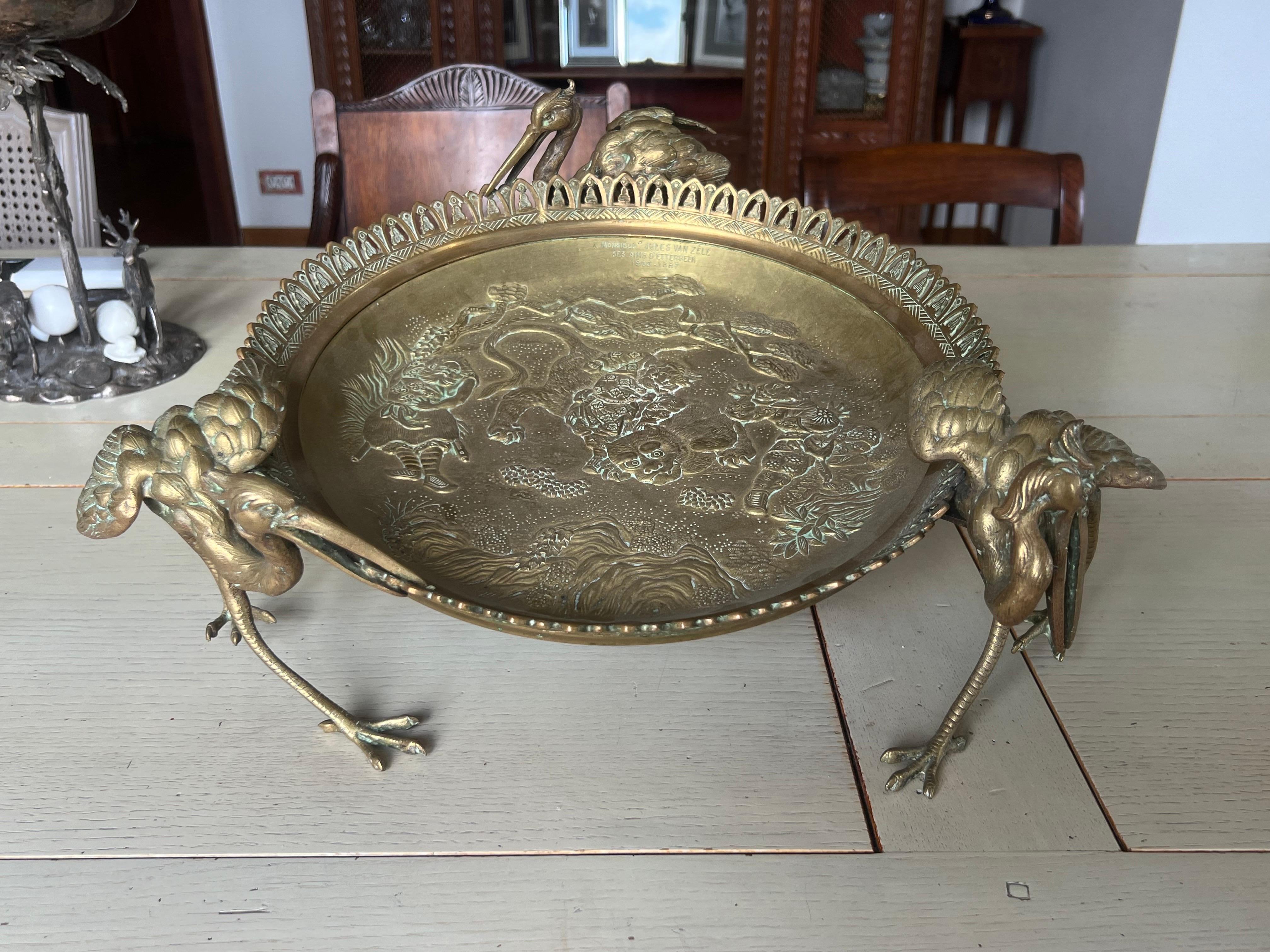 Centre de table en bronze du XIXe siècle gravé de figures et tenu par des oiseaux Crane en vente 3