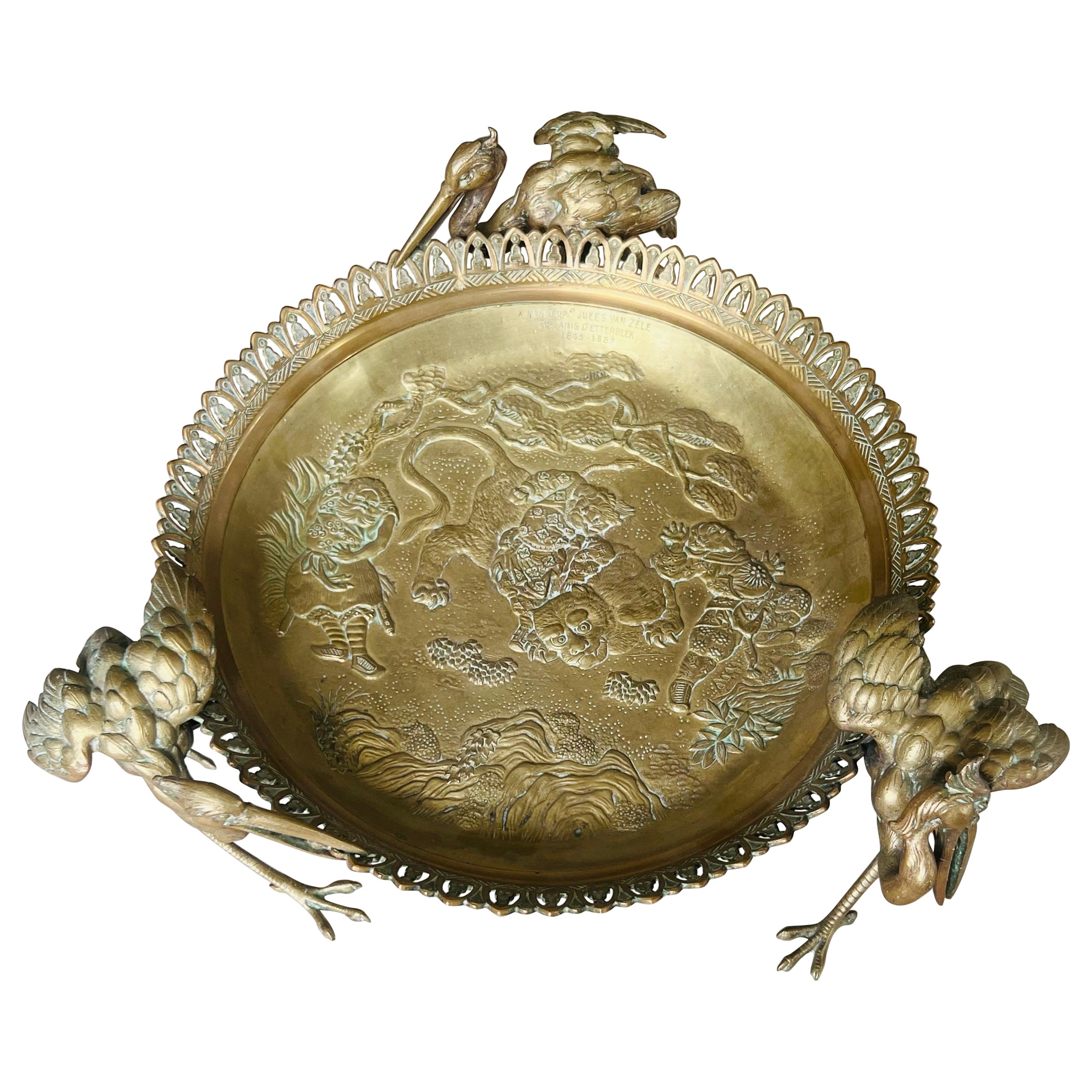 Centre de table en bronze du XIXe siècle gravé de figures et tenu par des oiseaux Crane en vente