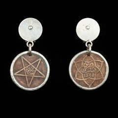 Orecchini con moneta in bronzo e castone in argento del XIX secolo di Jewell