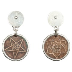 Orecchini con moneta in bronzo e castone in argento del XIX secolo di Jewell