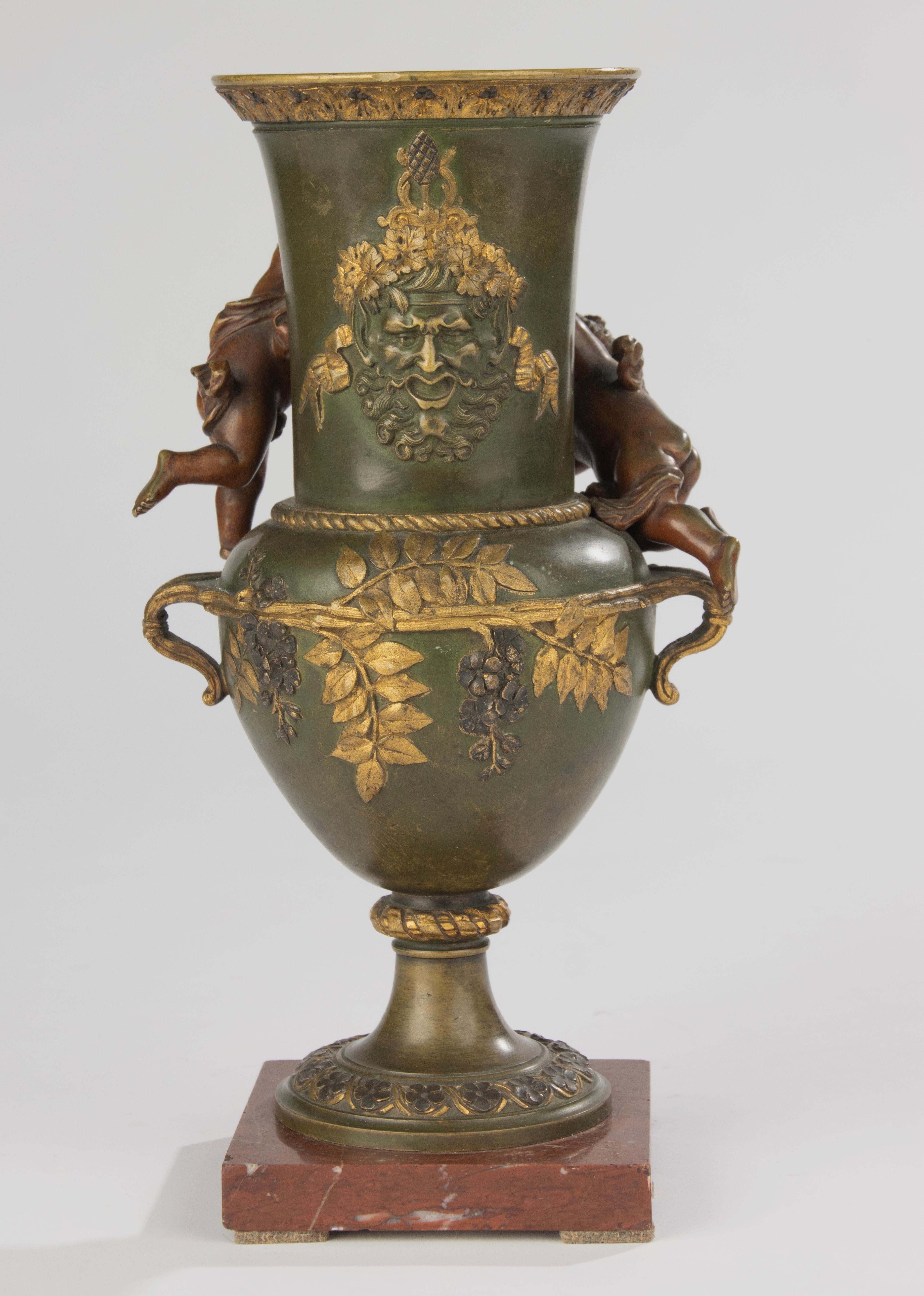 19th Century Bronze Coupe on Marble Base - Cherub Decoration For Sale 5