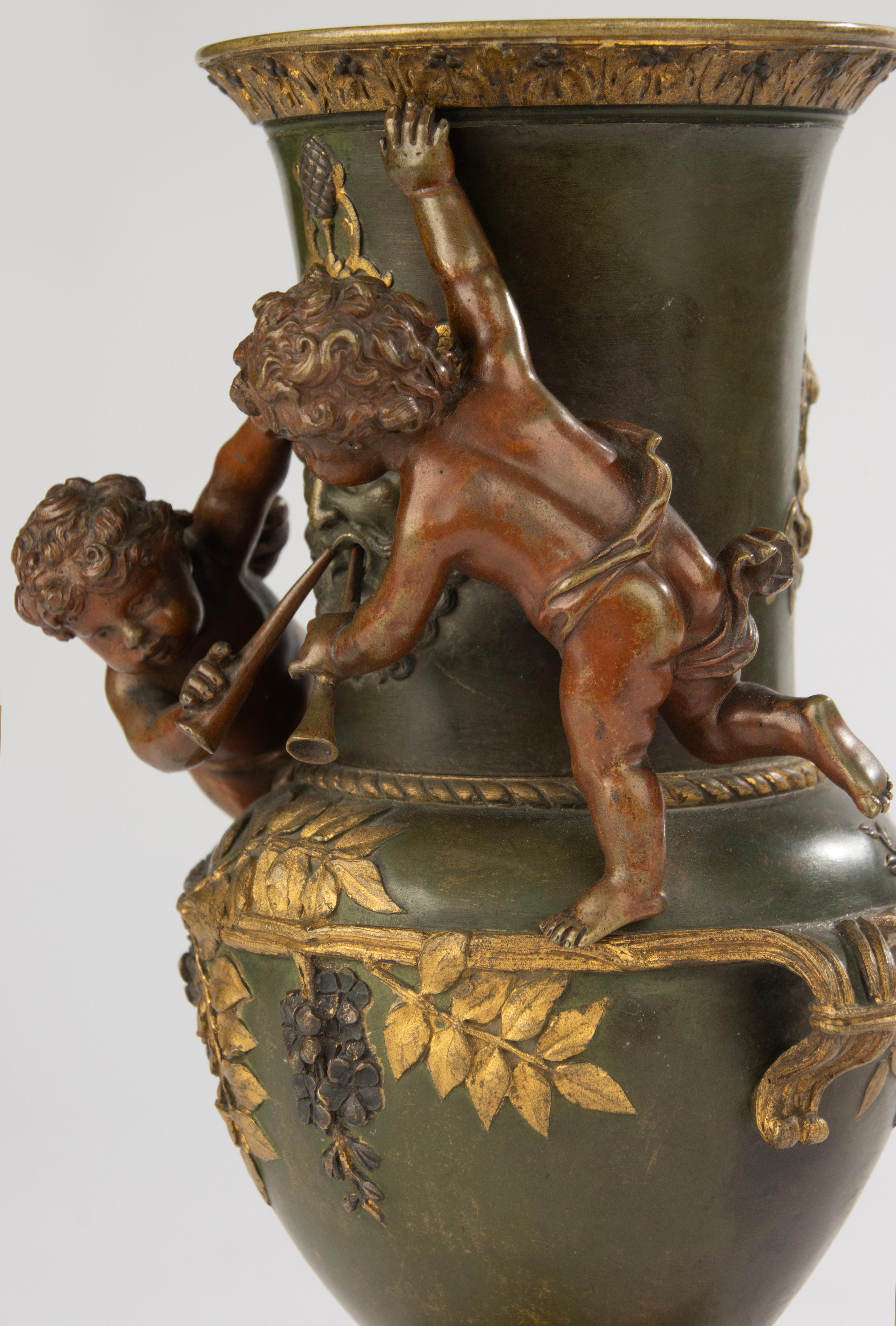 19th Century Bronze Coupe on Marble Base - Cherub Decoration For Sale 7