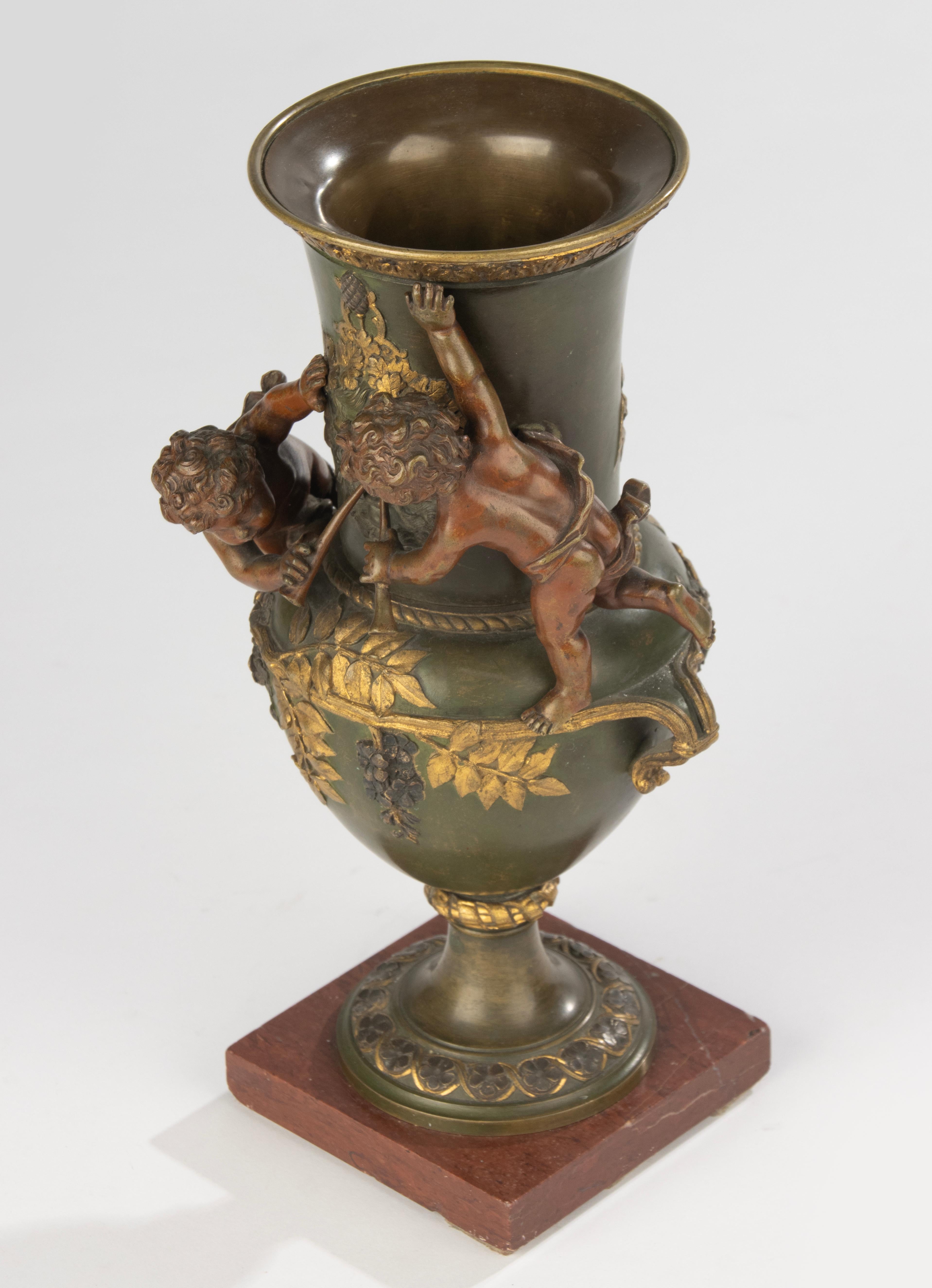 19th Century Bronze Coupe on Marble Base - Cherub Decoration For Sale 9