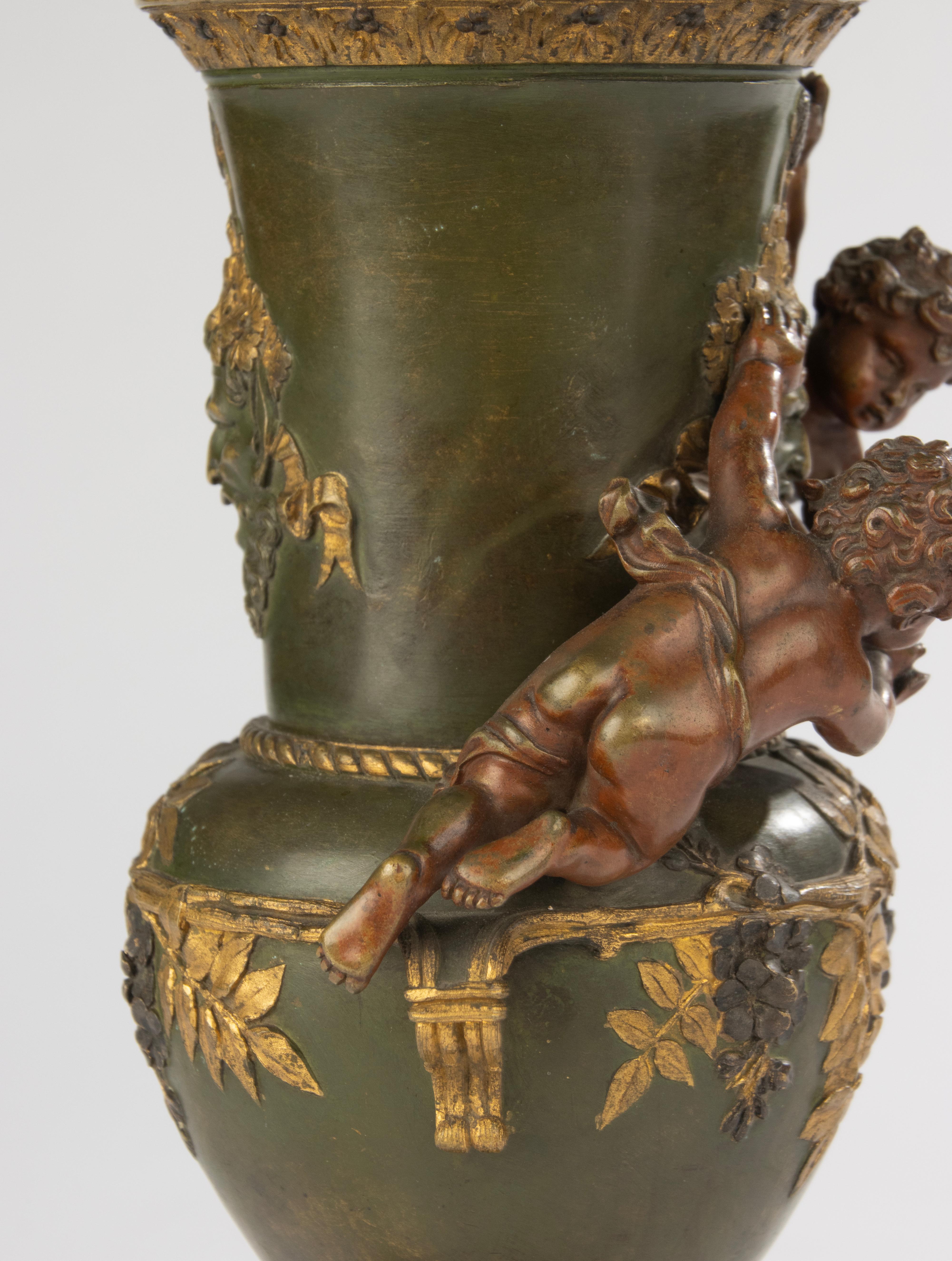19th Century Bronze Coupe on Marble Base - Cherub Decoration For Sale 10