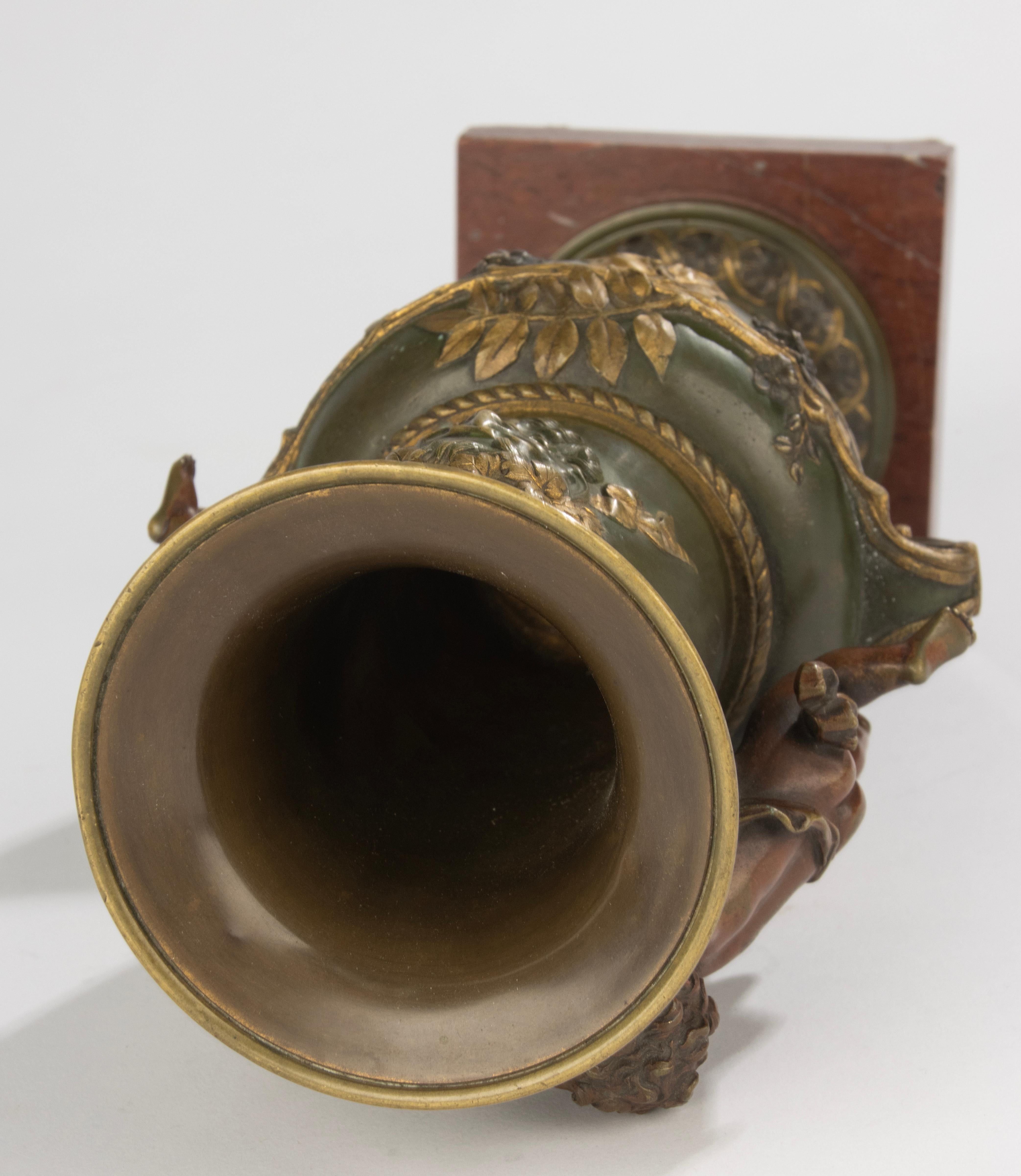 19th Century Bronze Coupe on Marble Base - Cherub Decoration For Sale 12