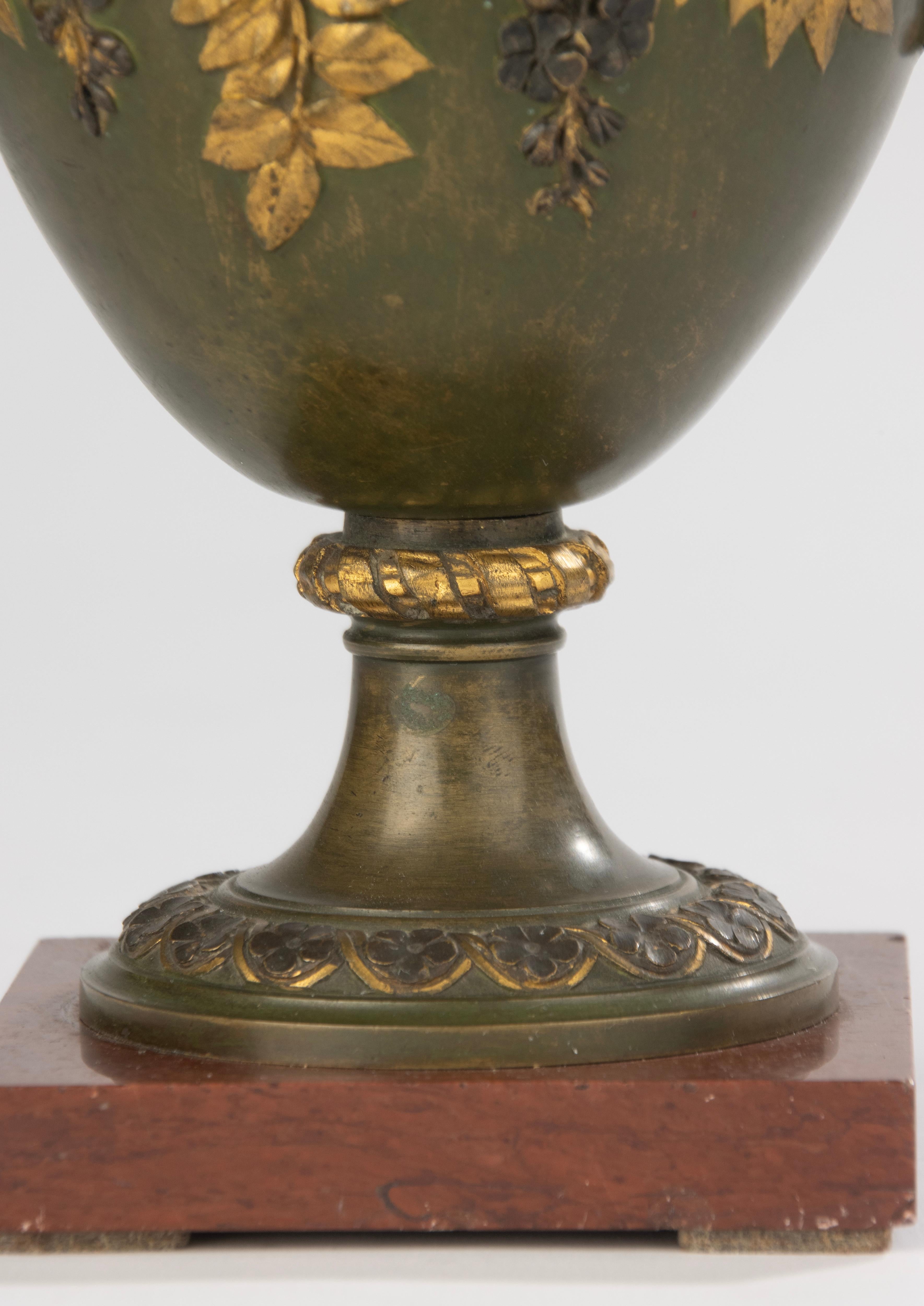 19th Century Bronze Coupe on Marble Base - Cherub Decoration For Sale 13