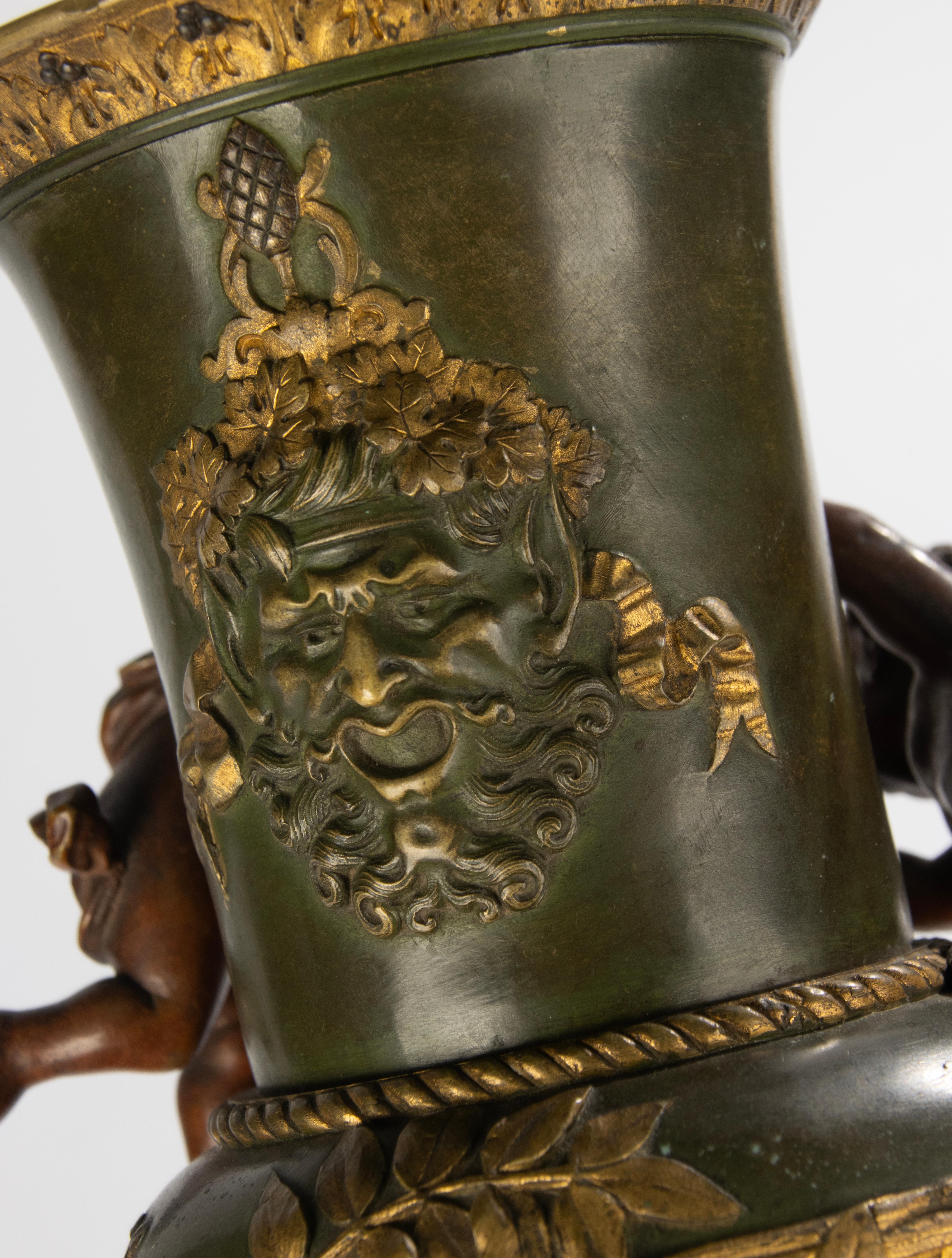 19th Century Bronze Coupe on Marble Base - Cherub Decoration For Sale 14
