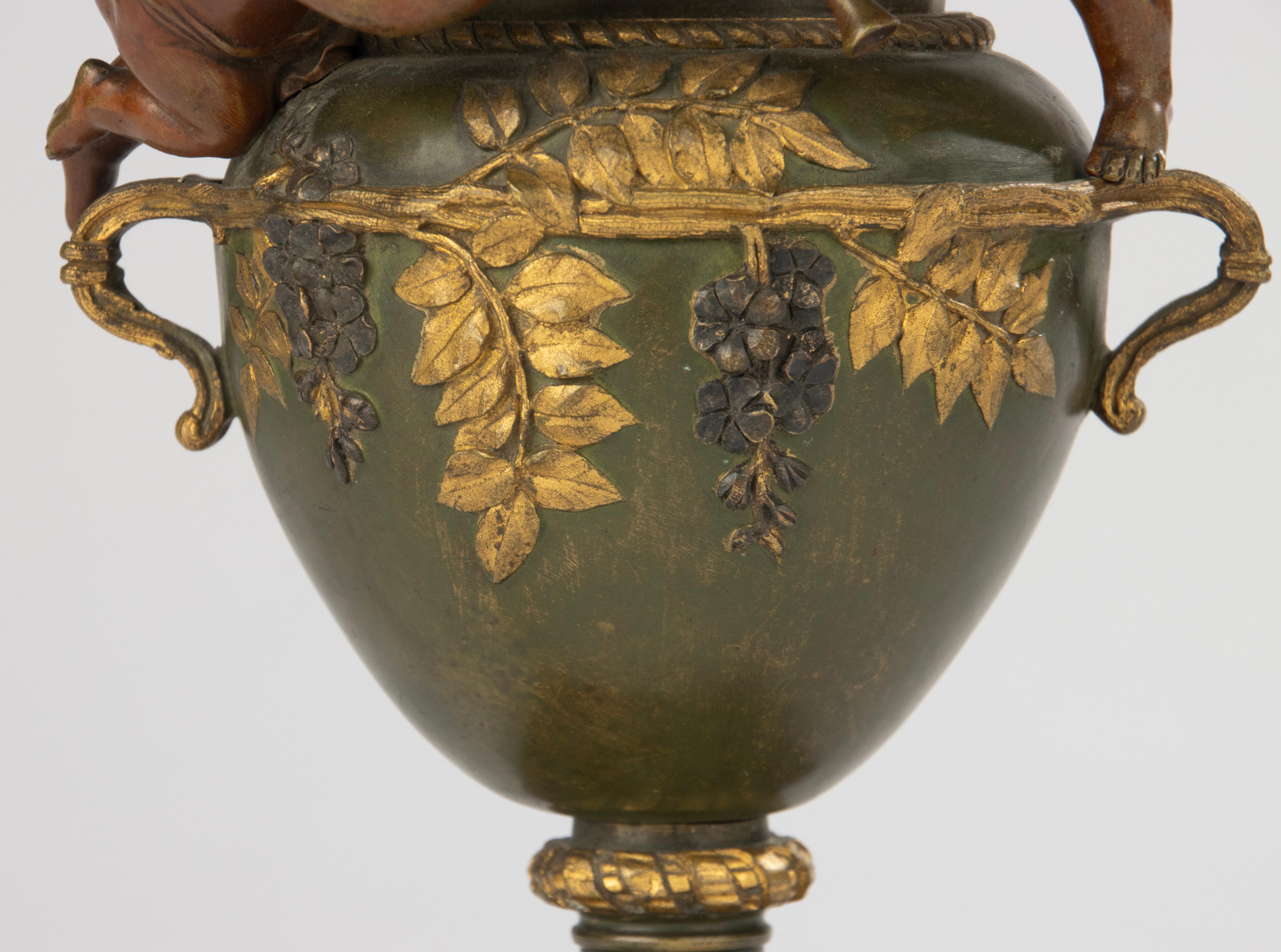 French 19th Century Bronze Coupe on Marble Base - Cherub Decoration For Sale