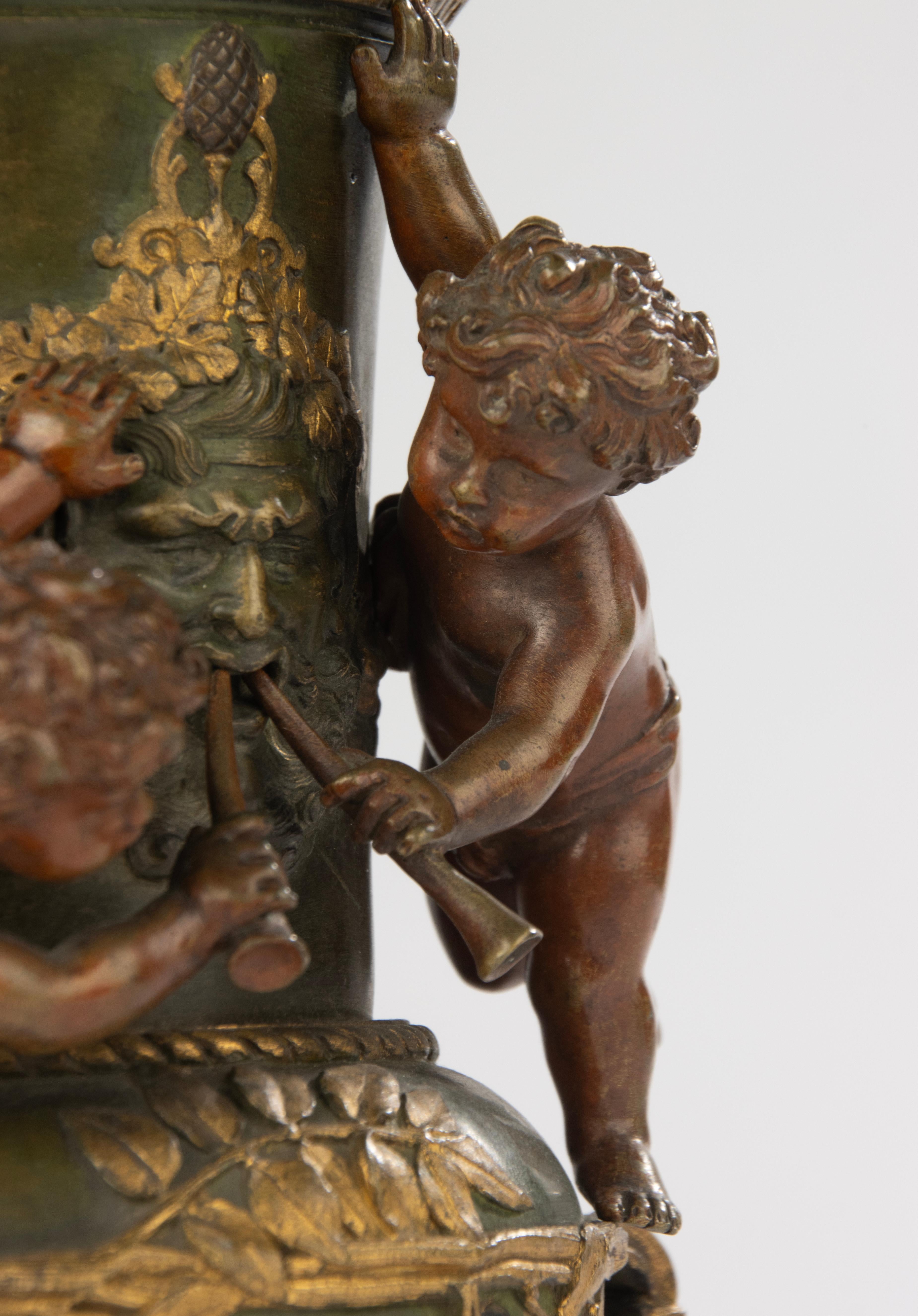 19th Century Bronze Coupe on Marble Base - Cherub Decoration For Sale 1