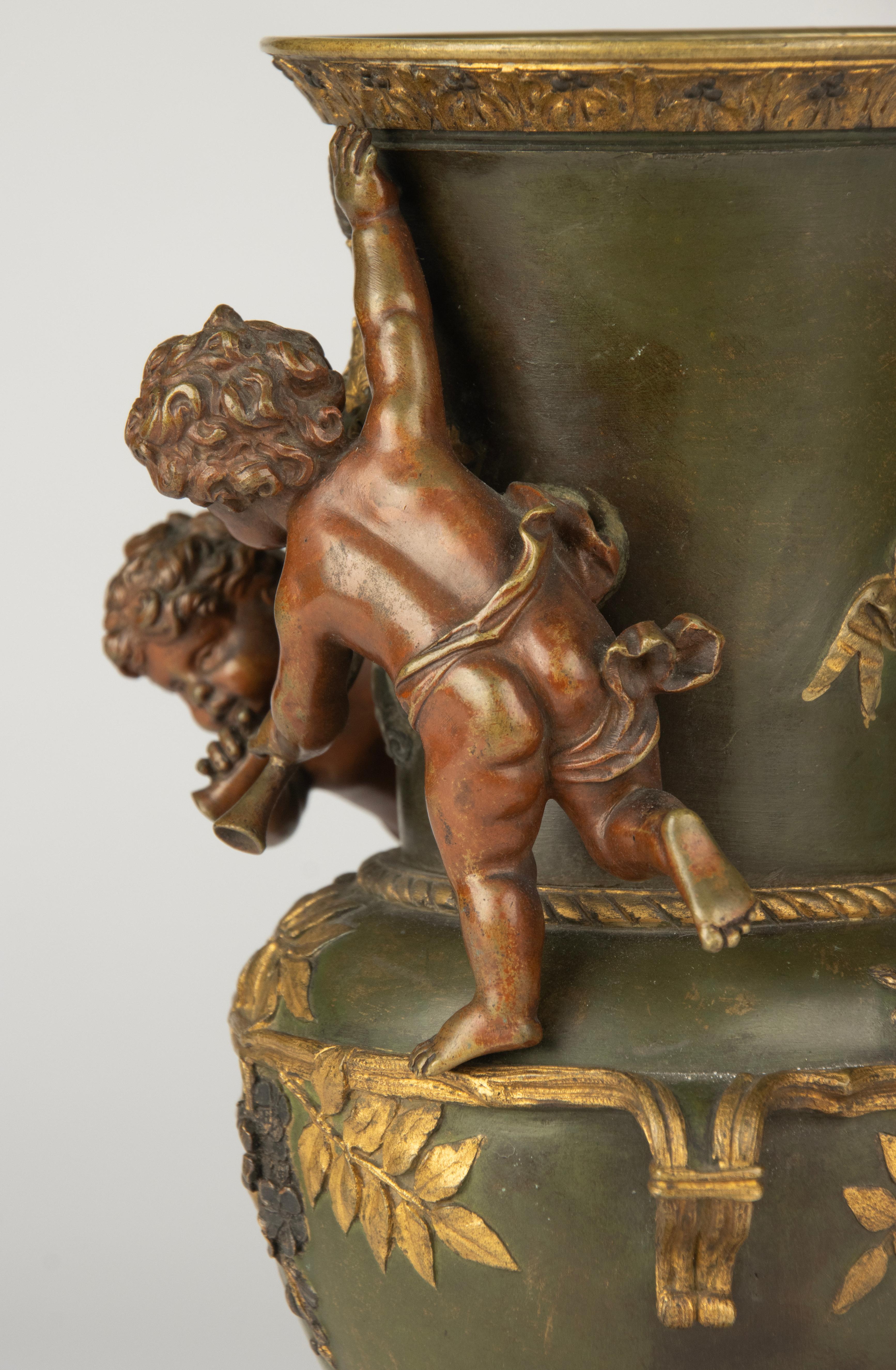 19th Century Bronze Coupe on Marble Base - Cherub Decoration For Sale 3