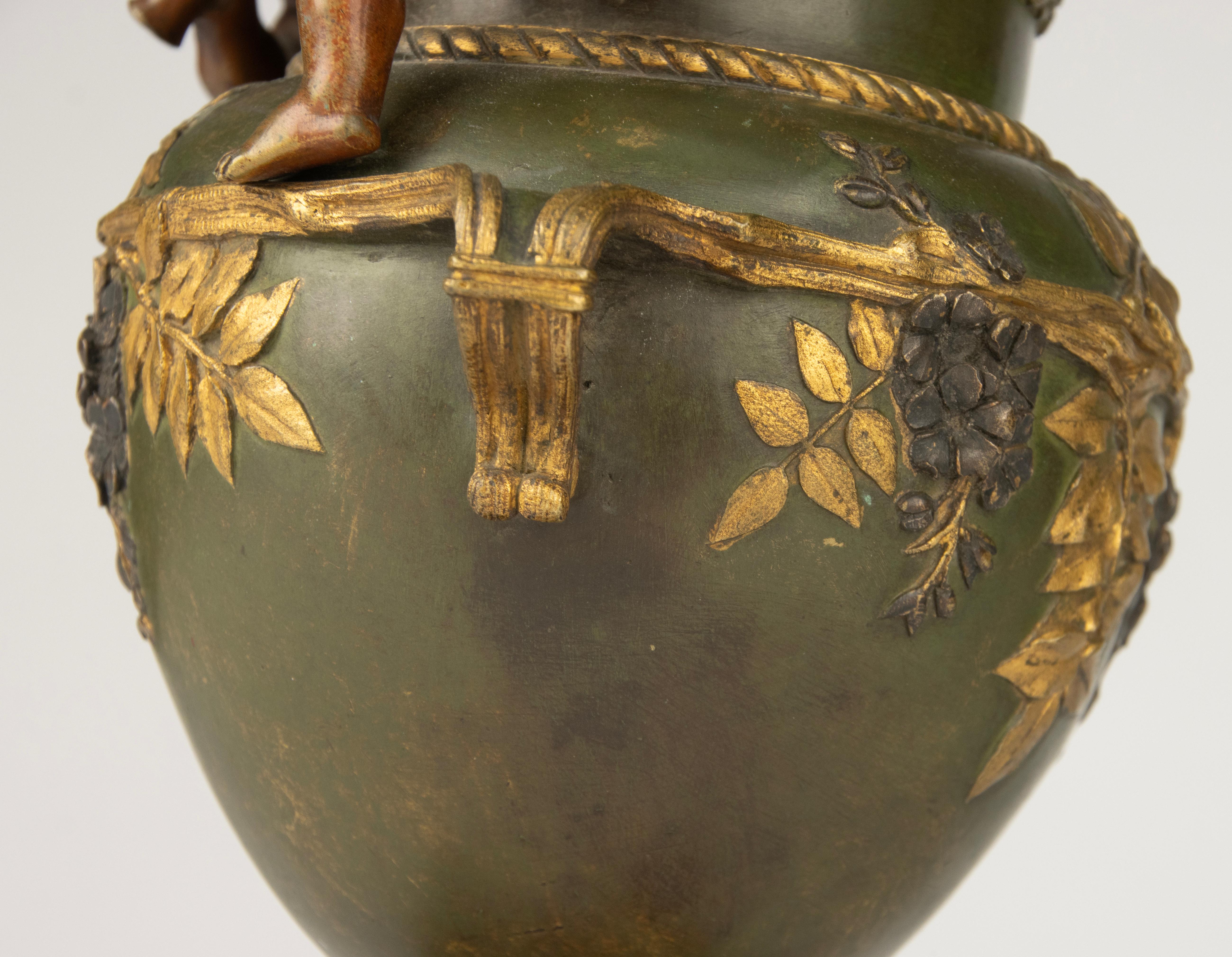 19th Century Bronze Coupe on Marble Base - Cherub Decoration For Sale 4