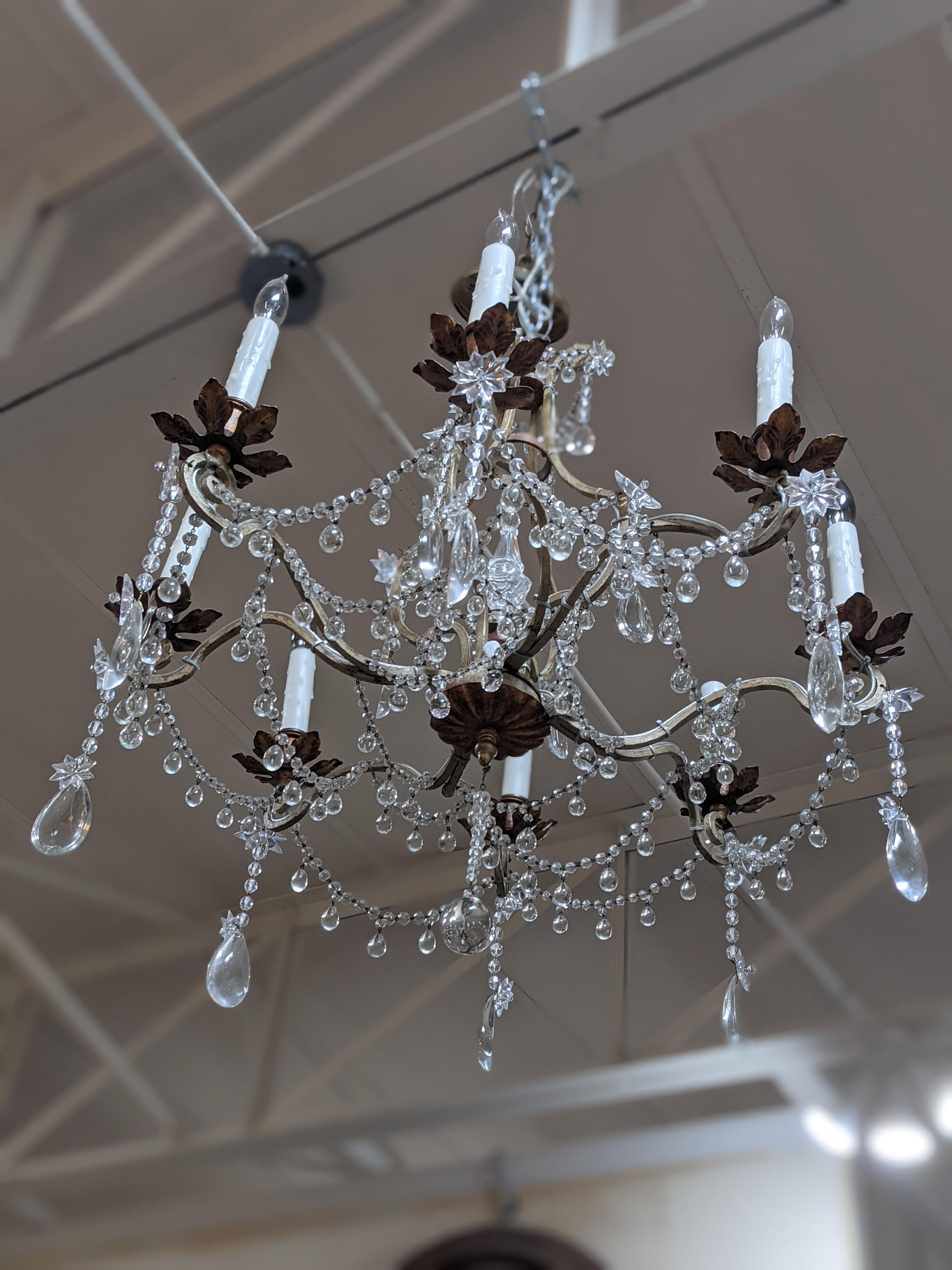 Questo lampadario in bronzo e cristallo proviene dalla Francia.

Periodo del XIX secolo.