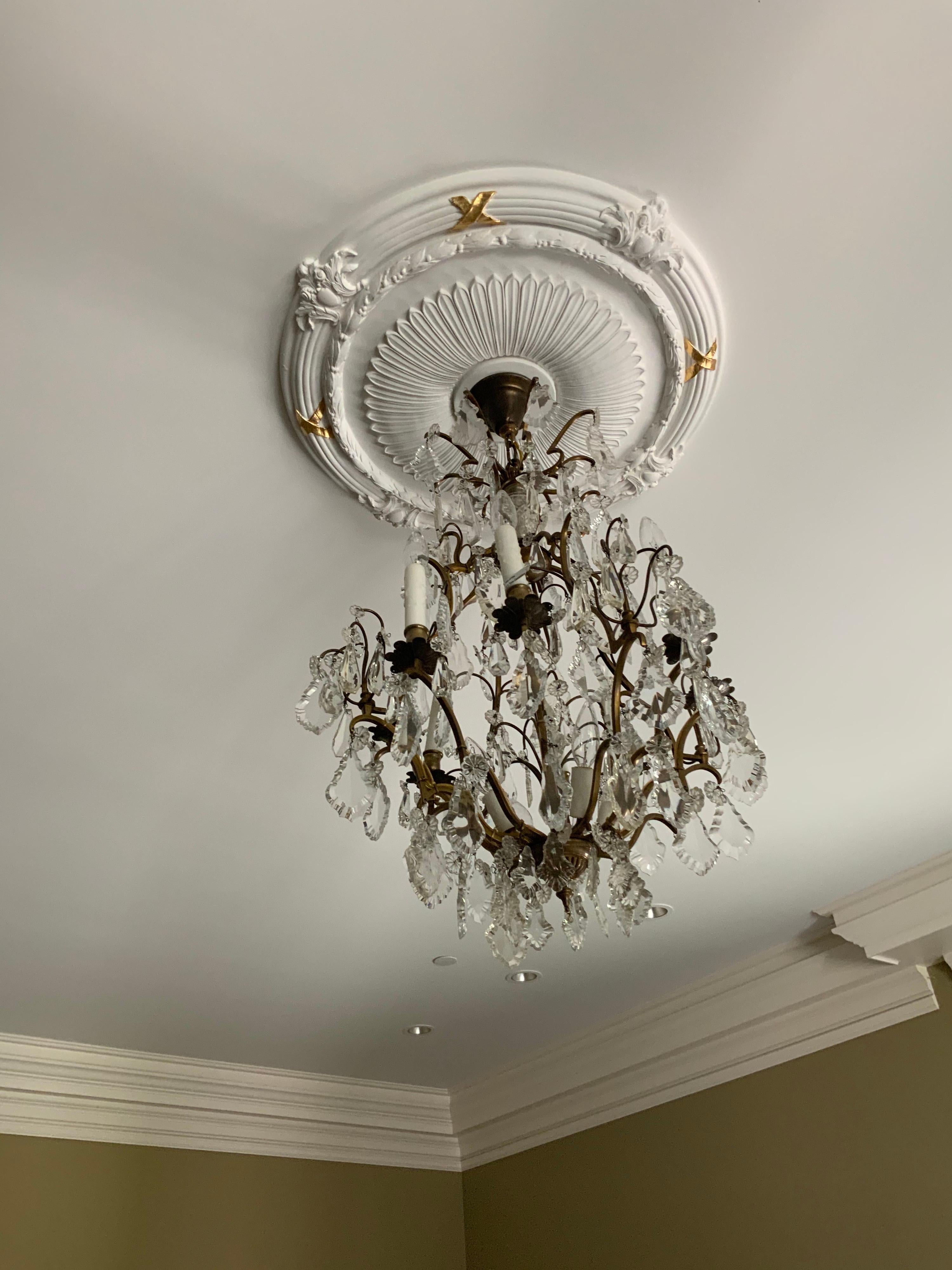 Francese Lampadario in bronzo e cristallo del XIX secolo proveniente dalla Francia in vendita