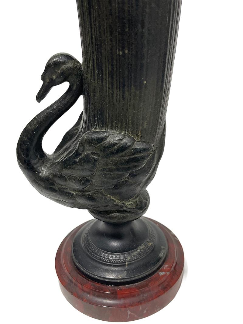 Dekorative Schwanenvasen aus Bronze im rhytonischen Stil des 19. Jahrhunderts im Angebot 2