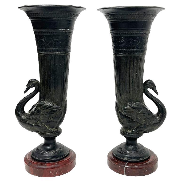 Dekorative Schwanenvasen aus Bronze im rhytonischen Stil des 19. Jahrhunderts im Angebot