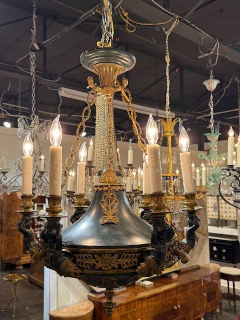 Il lampadario in bronzo stile Eleg del XIX secolo è un apparecchio sofisticato ed elegante. Ideale per chi vuole migliorare l'arredamento della propria casa con un pezzo di stile e senza tempo. Circa 1870
20w x 27h