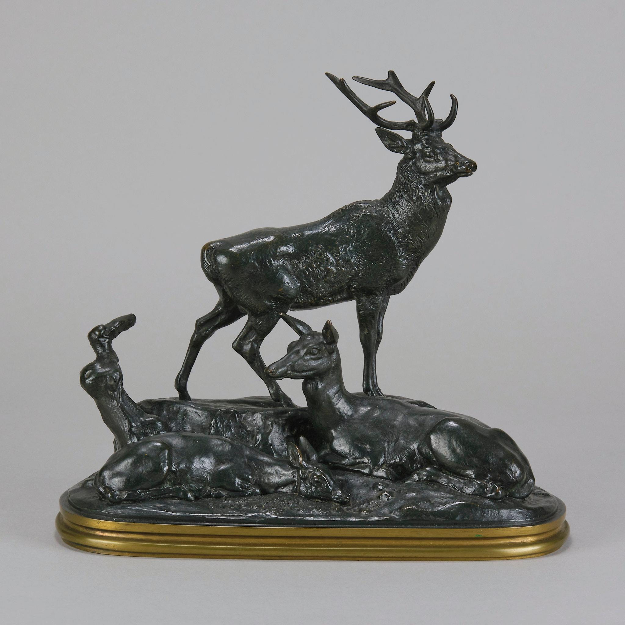 Ravissant groupe en bronze animalier de la fin du XIXe siècle représentant une famille de cerfs au repos, comprenant un cerf alerte, une biche et un faune au repos. Le sujet a modelé avec une intuition et une habileté merveilleuses. La surface