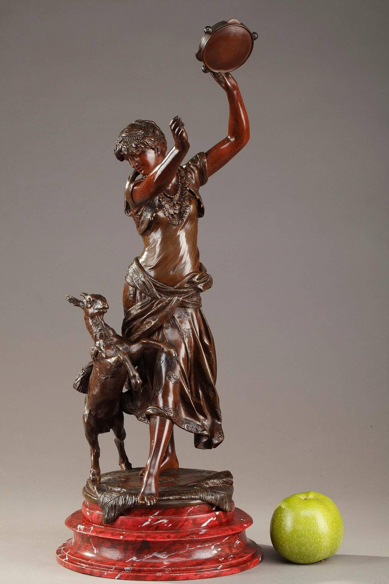 Statue en bronze représentant Esmeralda d'après Édouard Houssin. Esmeralda est un personnage fictif du roman Le bossu de Notre-Dame (Notre-Dame de Paris) de Victor Hugo (1831). C'est une jeune fille gitane de 16 ans. Elle attire constamment les