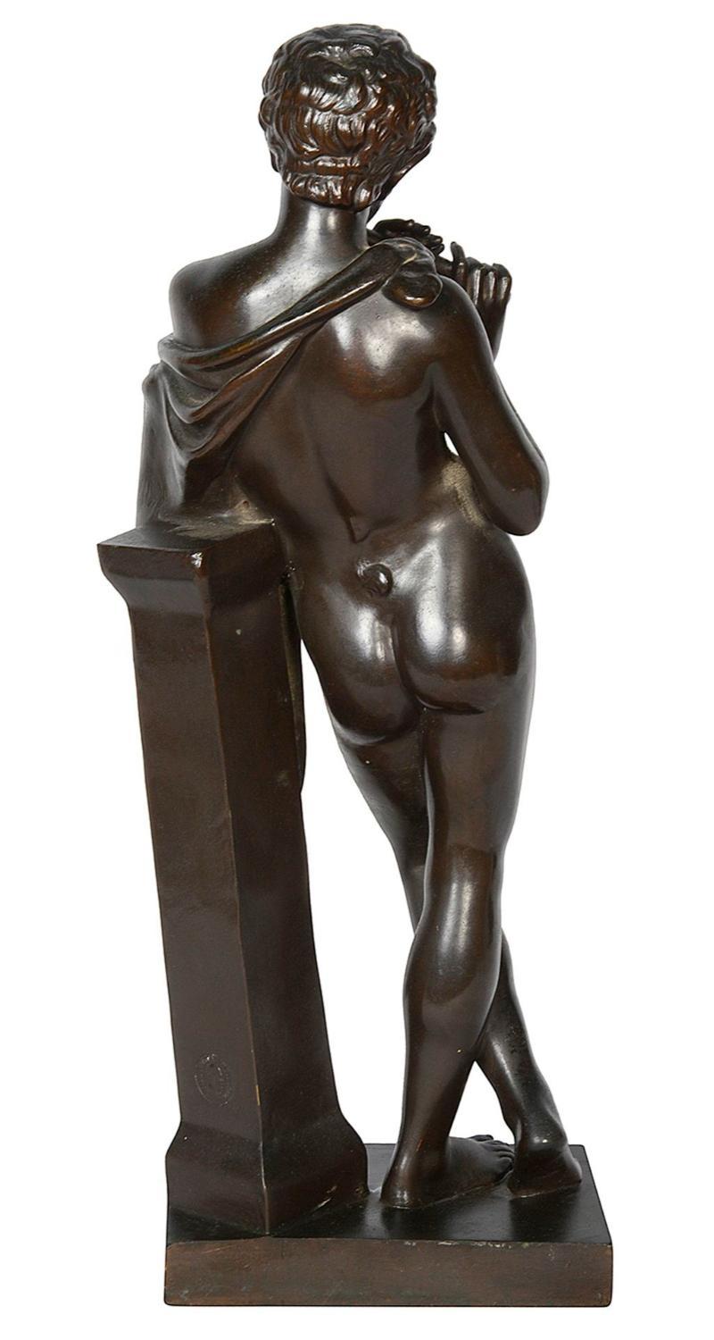 Patiné Un faune en bronze du 19ème siècle jouant de la flûte. en vente