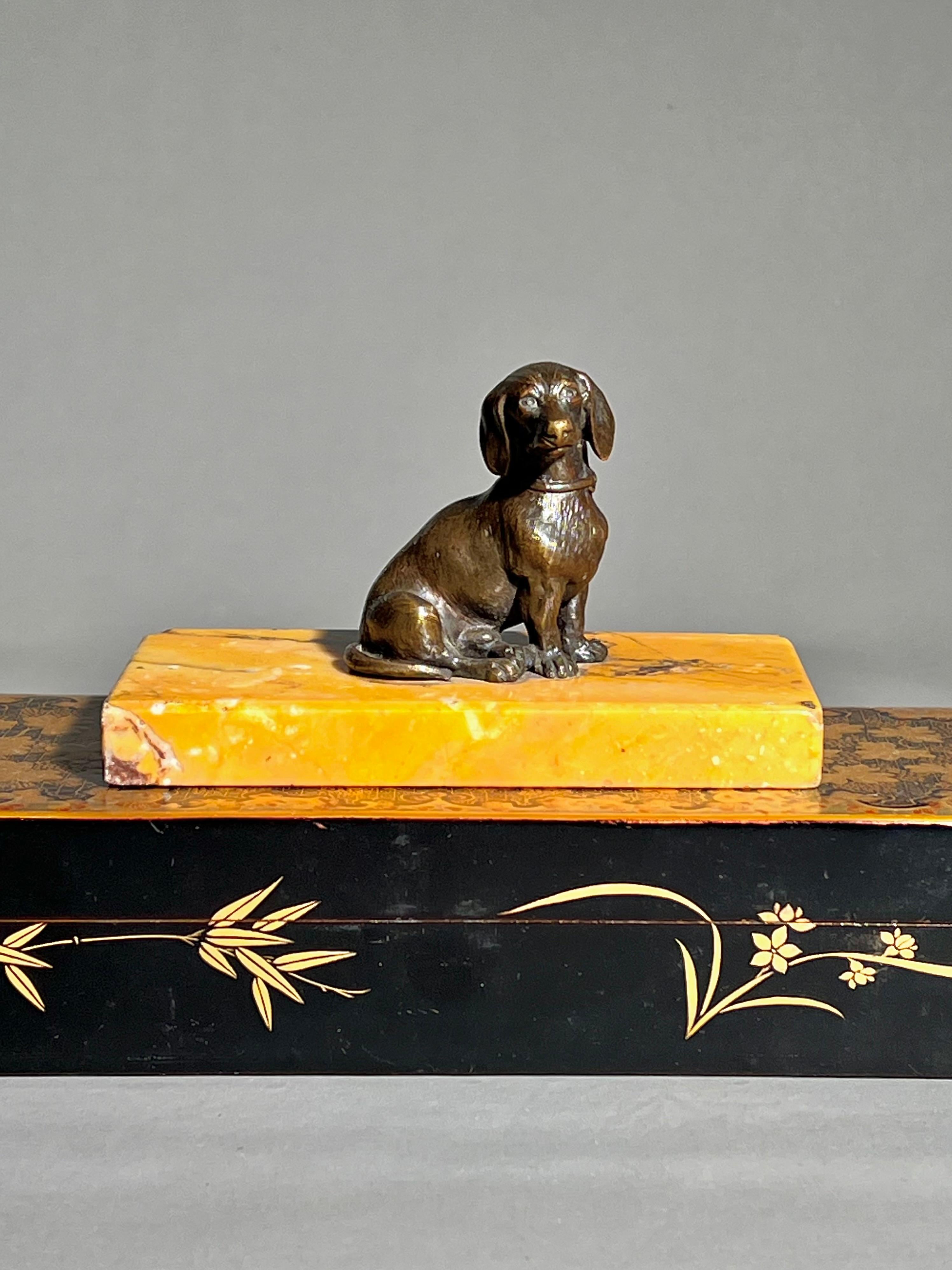 Une exquise et très rare petite figurine en bronze représentant un chien, un teckel mâle. France, 19ème siècle. Une addition hautement désirable et recherchée à toute collection.

Pourquoi nous l'aimons

Cette figurine de teckel se distingue par sa