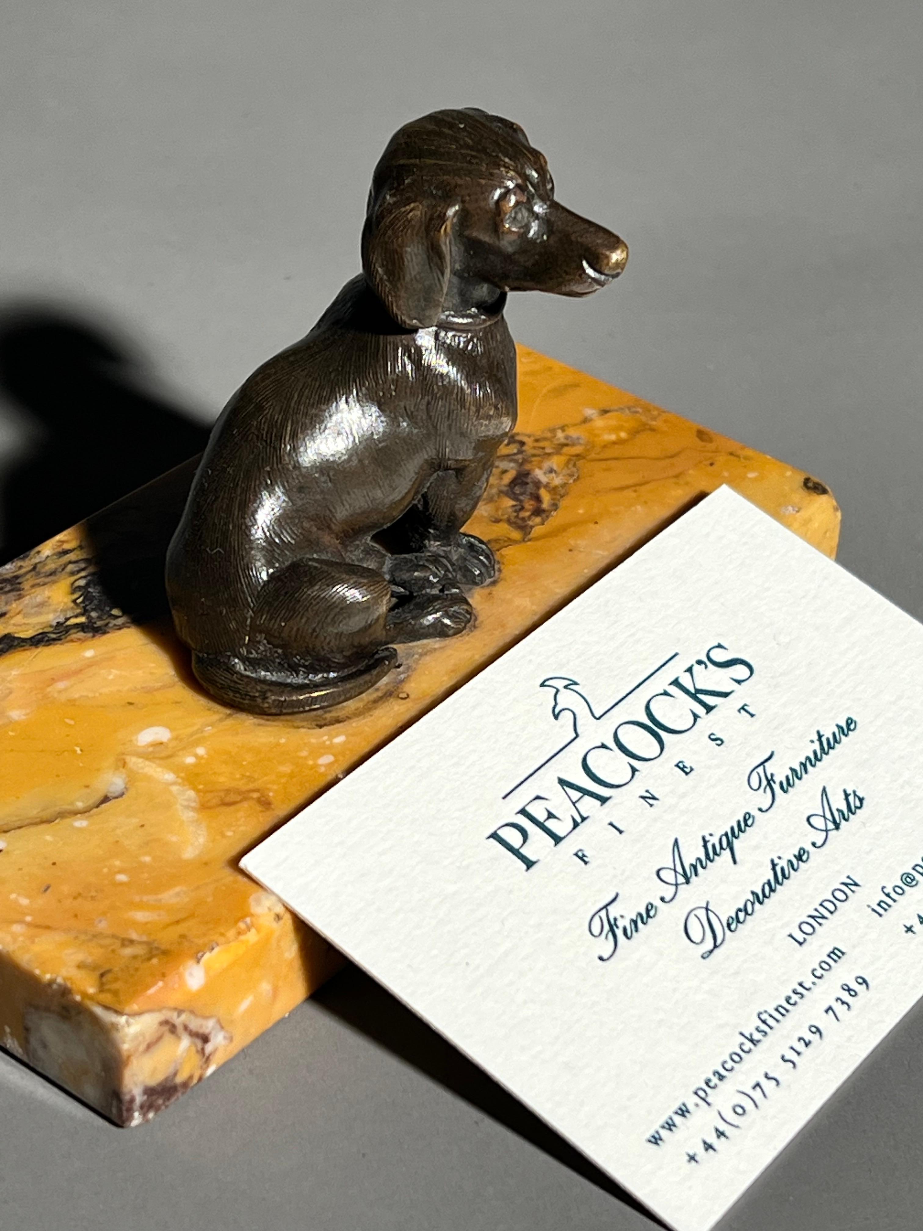 Antarctique Teckel en bronze du XIXe siècle sur socle en marbre de Sienne en vente