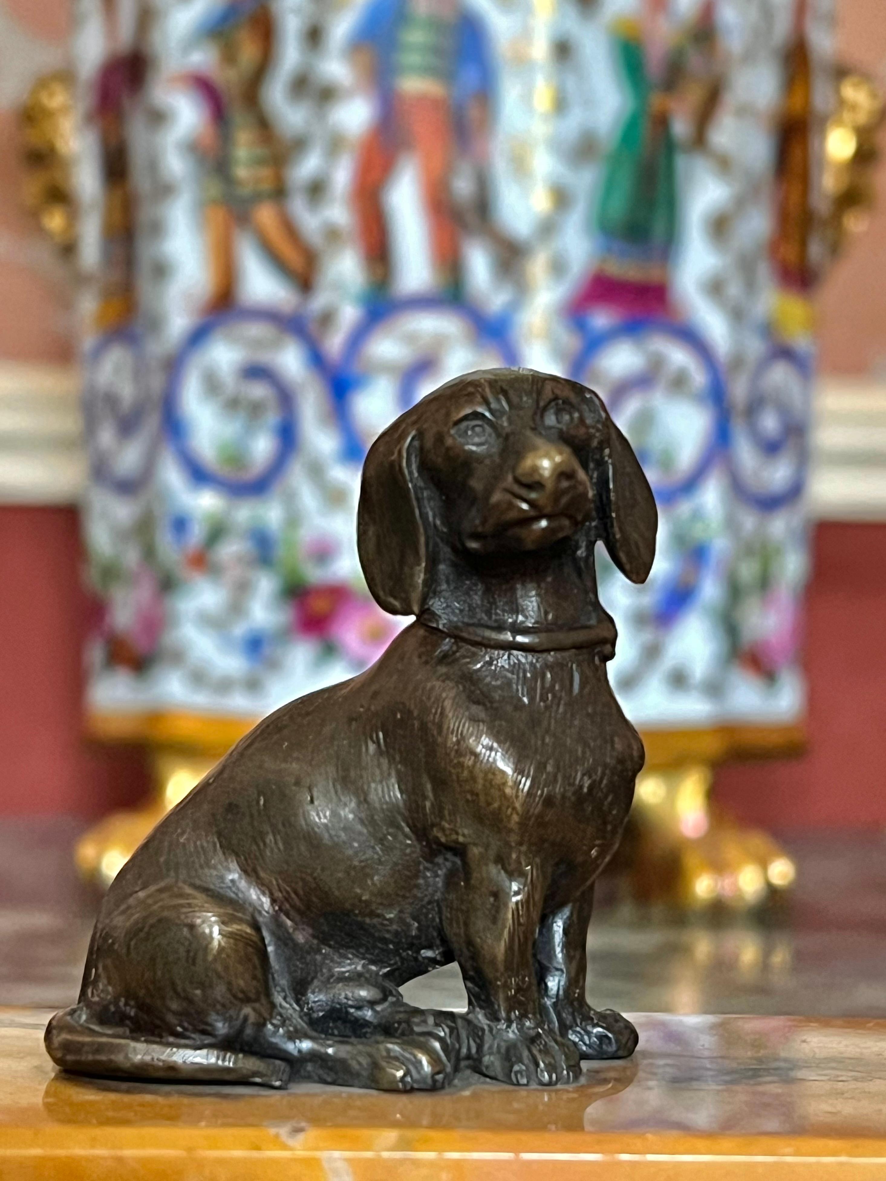 Bronze Teckel en bronze du XIXe siècle sur socle en marbre de Sienne en vente