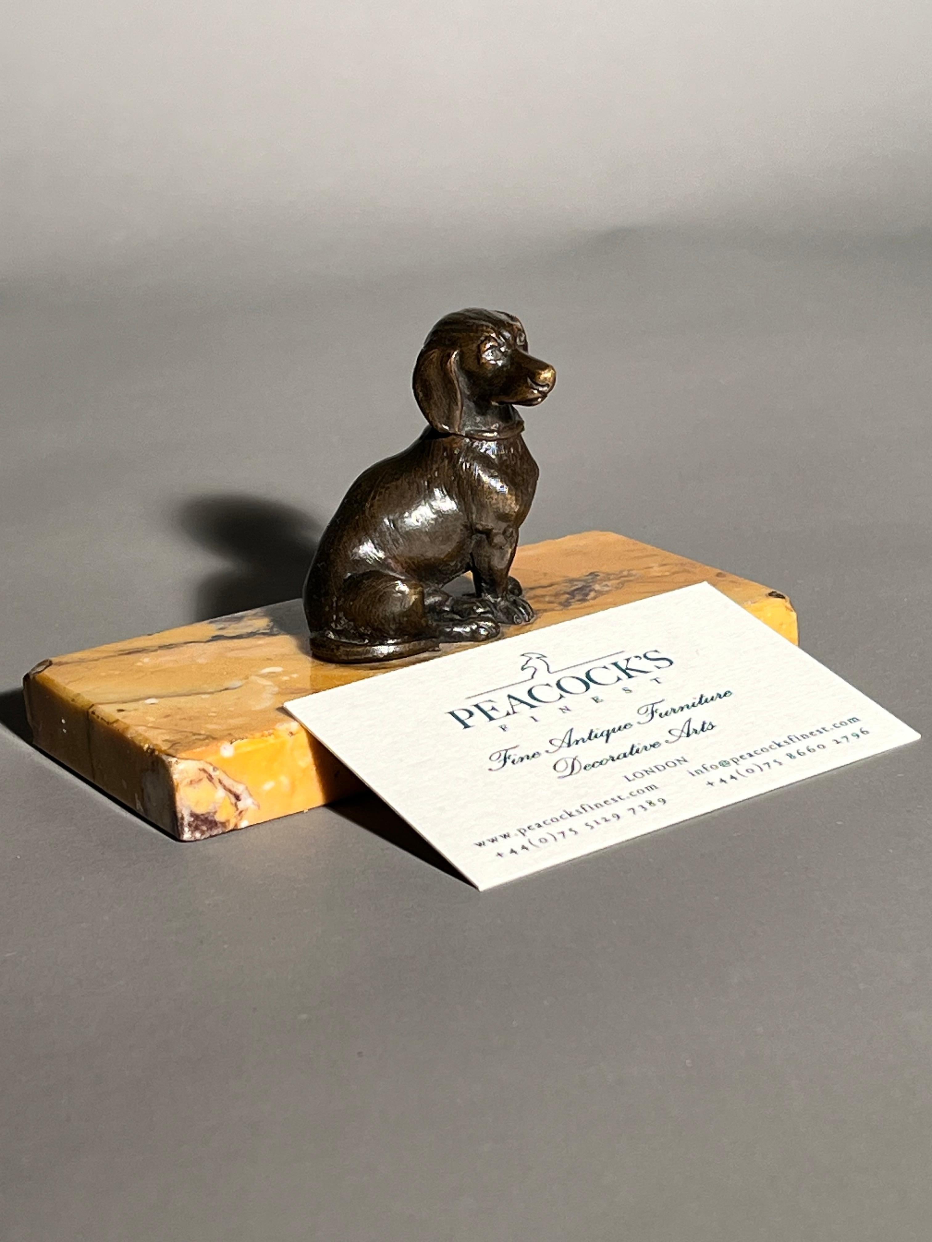 Teckel en bronze du XIXe siècle sur socle en marbre de Sienne en vente 4