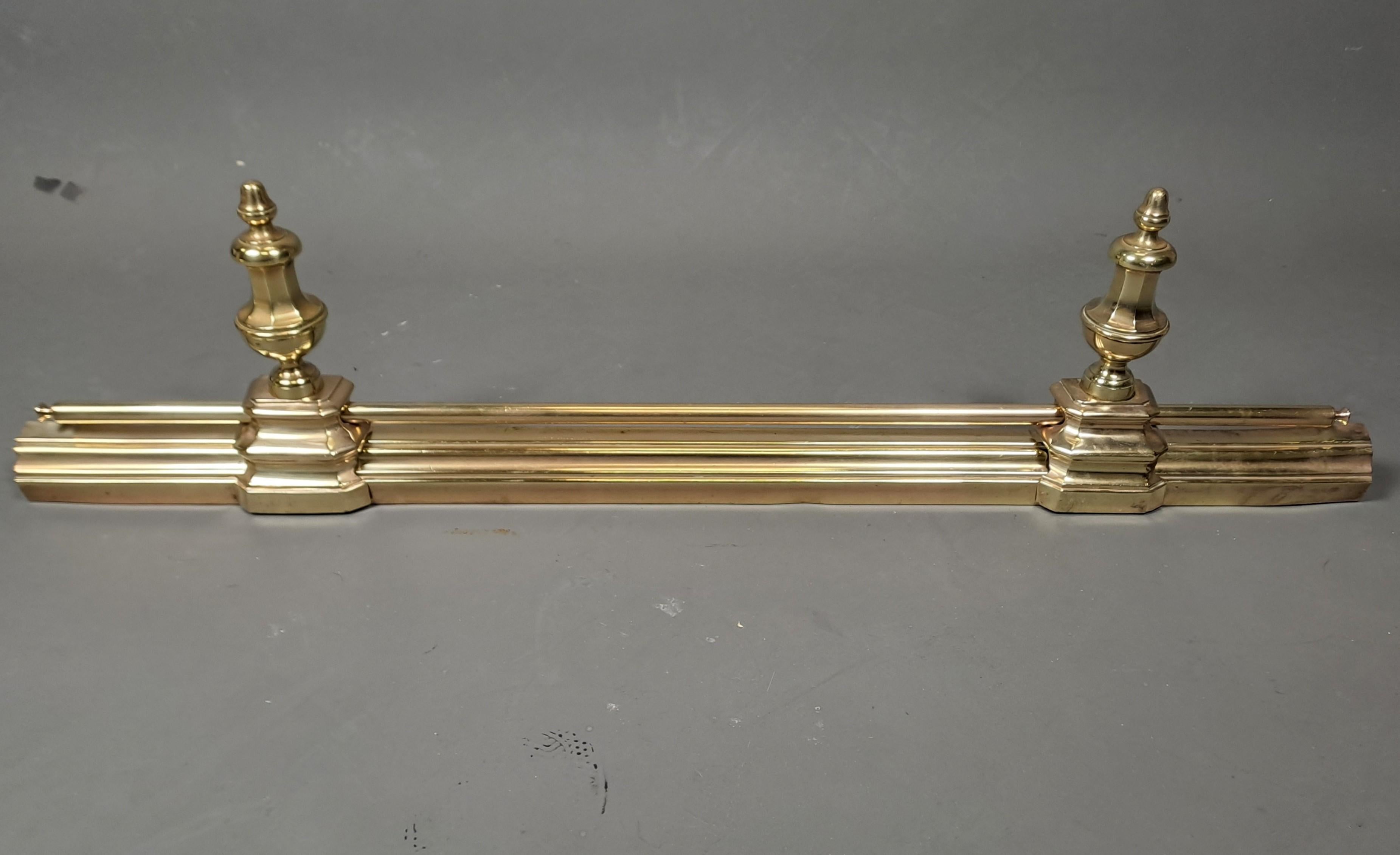 Polished bronze hearth bar, with two pinnacles and lateral cylindrical bar.

French work of good quality from the 19th century

Very good condition
