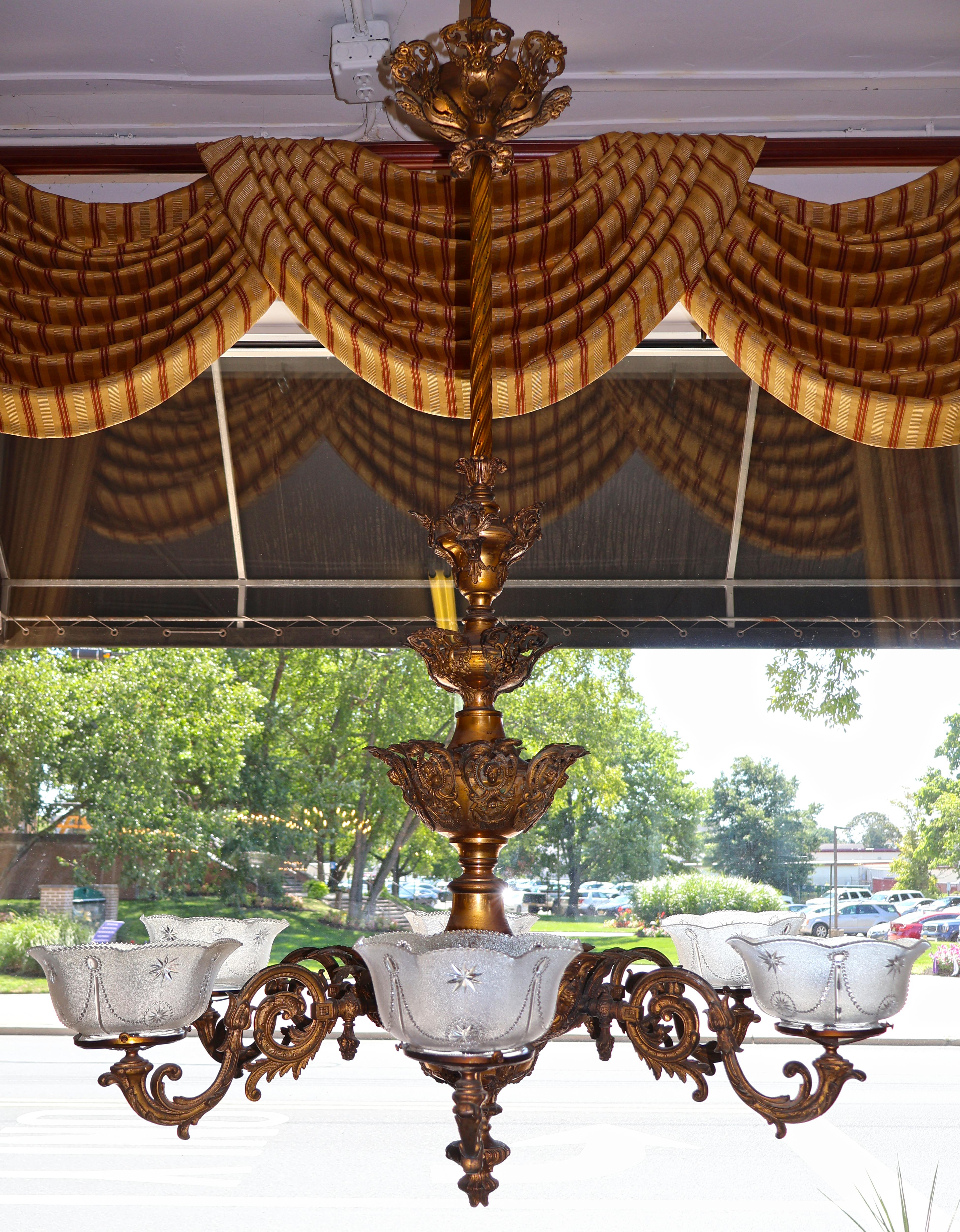 Lampadario a gas in bronzo del XIX secolo attribuito a Cornelius & Baker

Dimensioni: 64