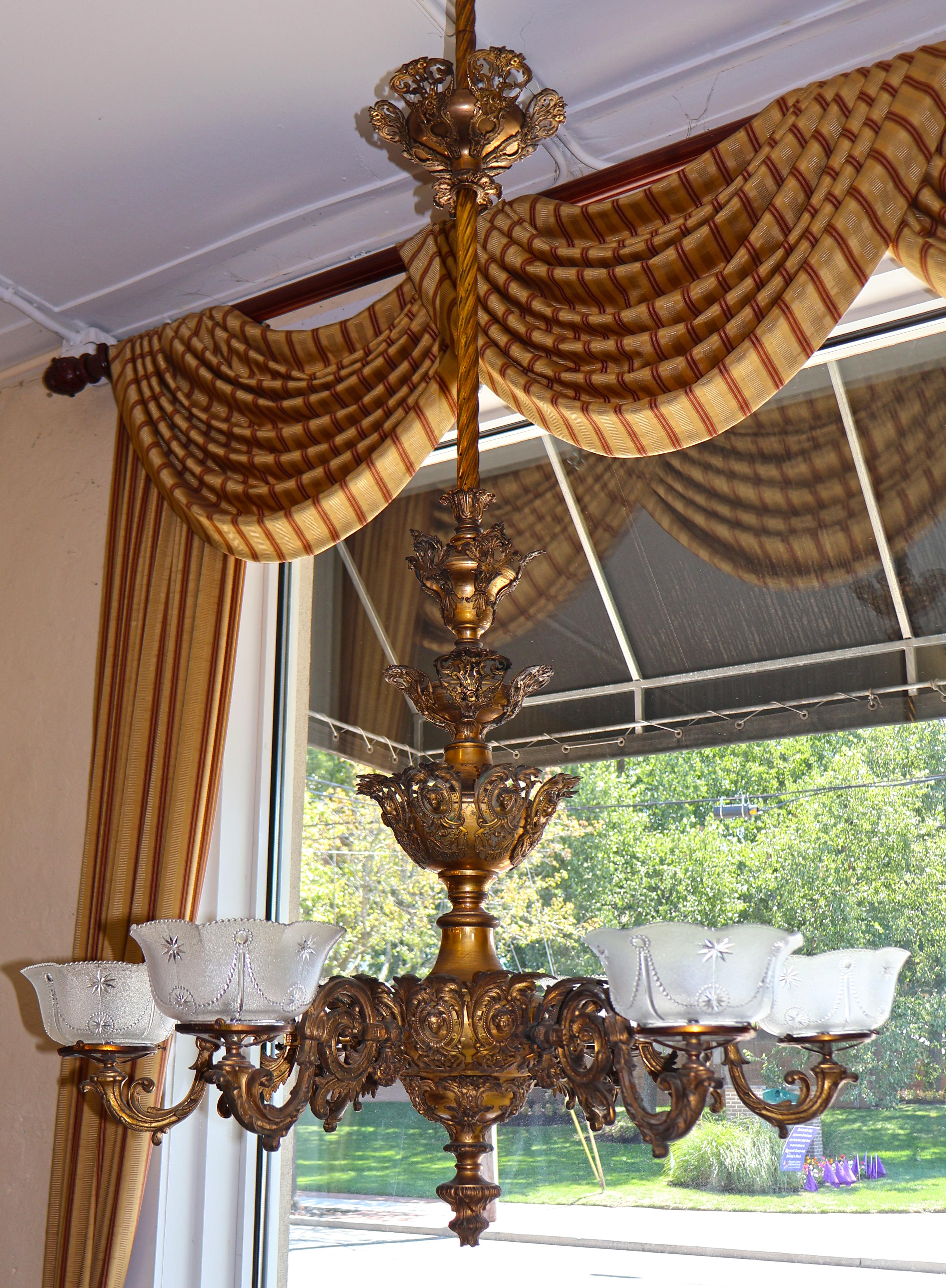 Americano Lampadario a gas in bronzo del XIX secolo attribuito a Cornelius & Baker in vendita