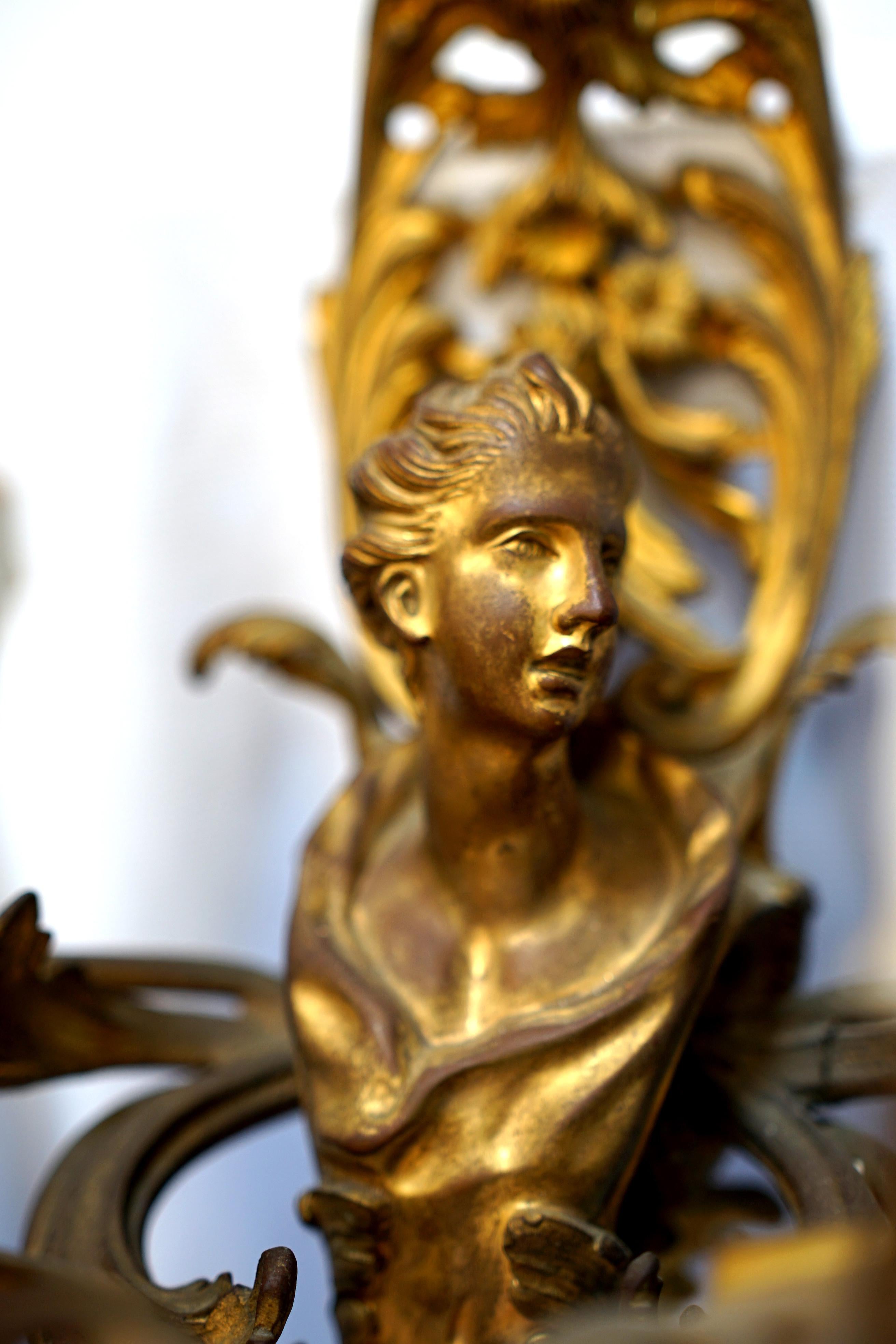 Lámpara de bronce dorado del siglo XIX con cuatro brazos de vela, hojas de acanto y rosetas en venta 3