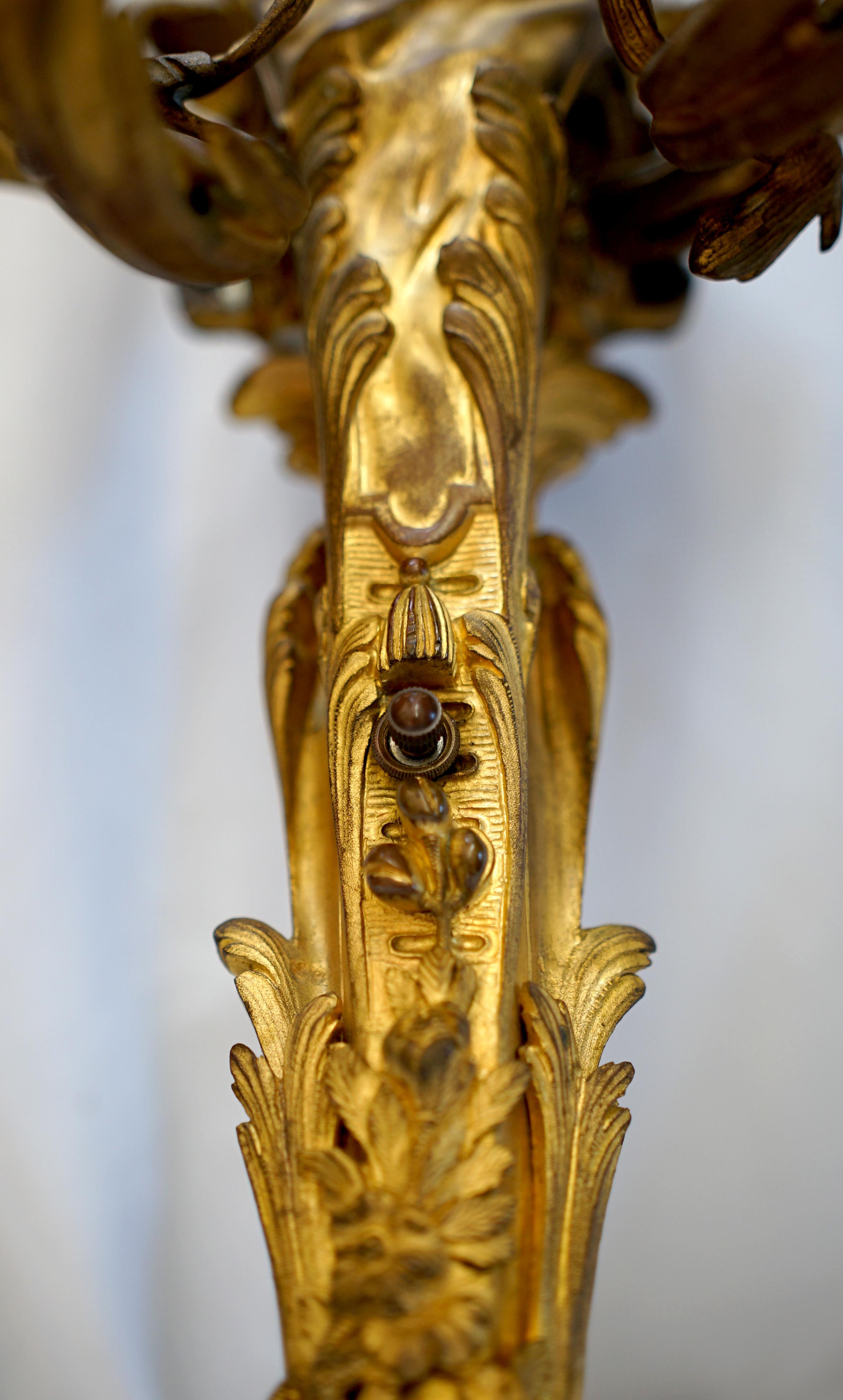 Lámpara de bronce dorado del siglo XIX con cuatro brazos de vela, hojas de acanto y rosetas en venta 4