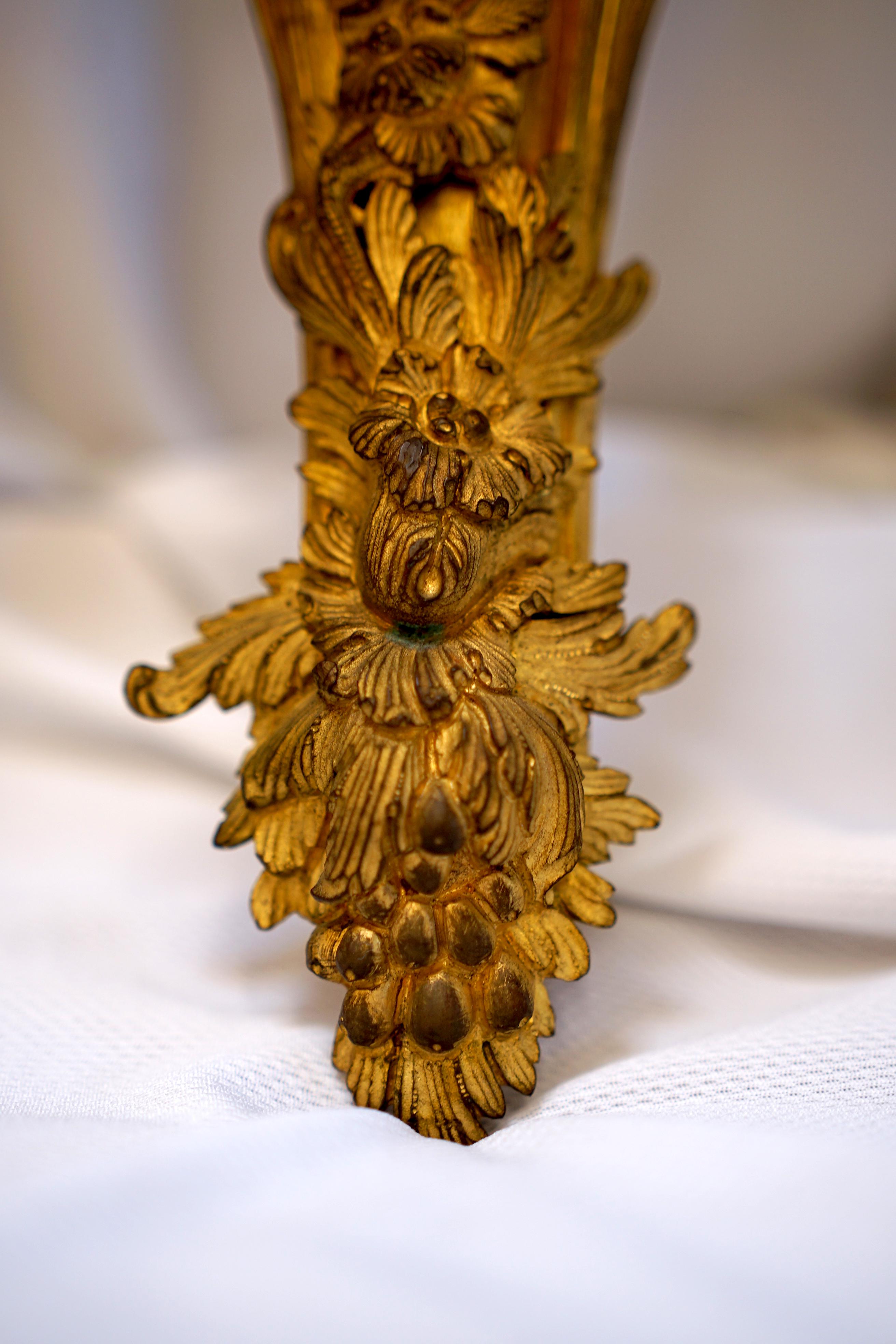 Lámpara de bronce dorado del siglo XIX con cuatro brazos de vela, hojas de acanto y rosetas en venta 5