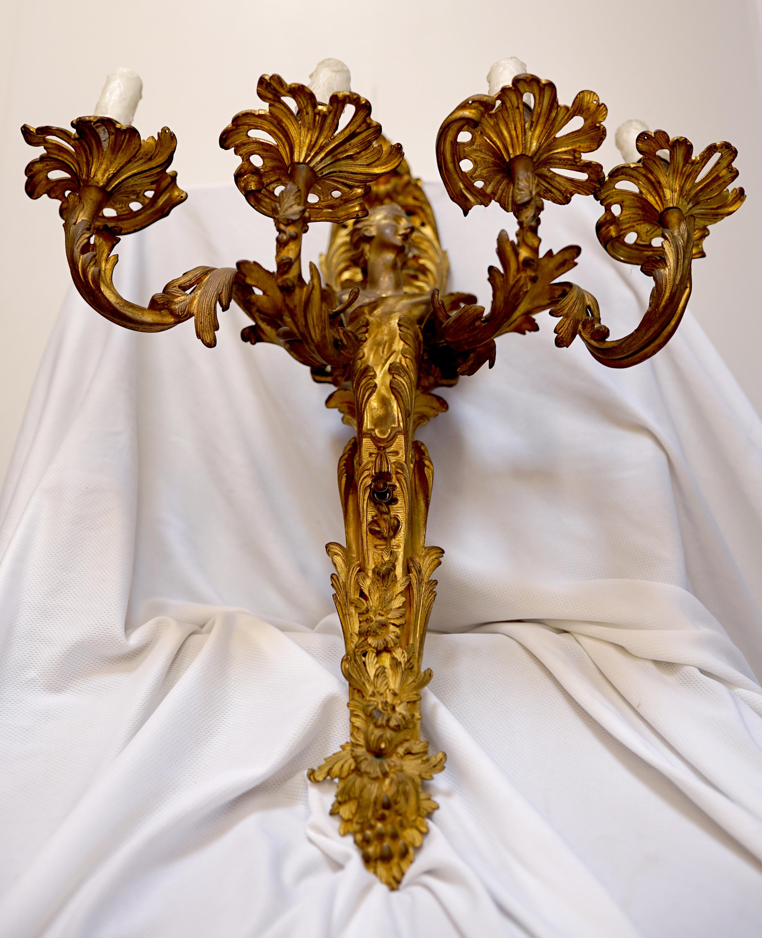 Lámpara de bronce dorado del siglo XIX con cuatro brazos de vela, hojas de acanto y rosetas en venta 6