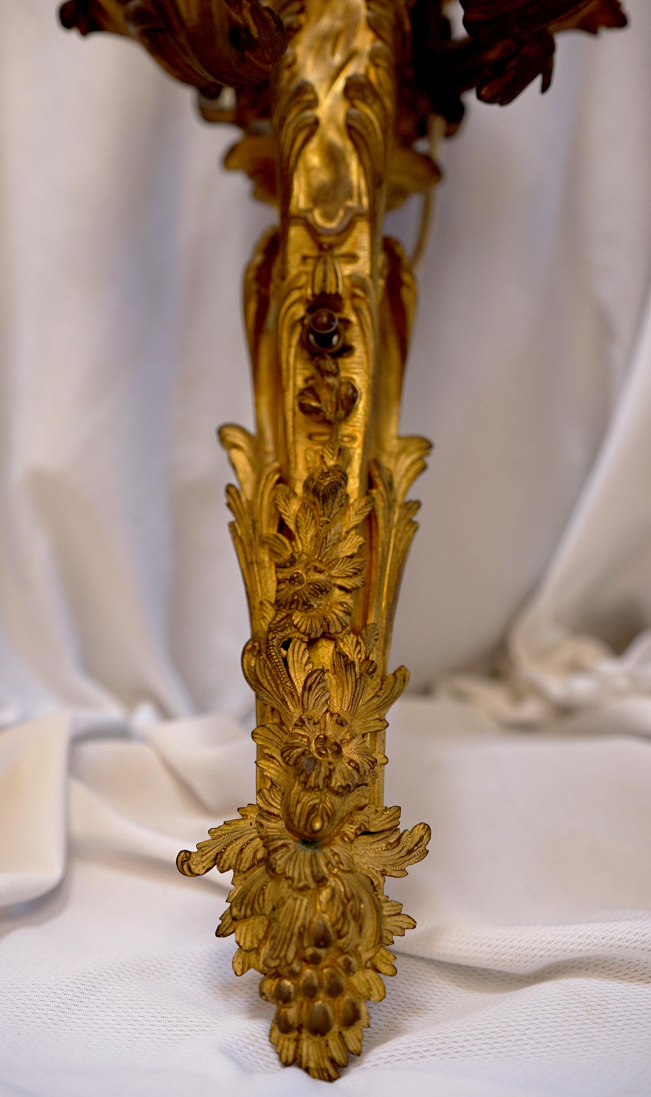 La artesanía y la construcción hacen que este candelabro neoclásico hable por sí solo. Tiene el más bello acabado dorado y, una vez instalada, ofrece un aspecto absolutamente impresionante. El aplique figurado de metal fundido dorado de estilo Luis