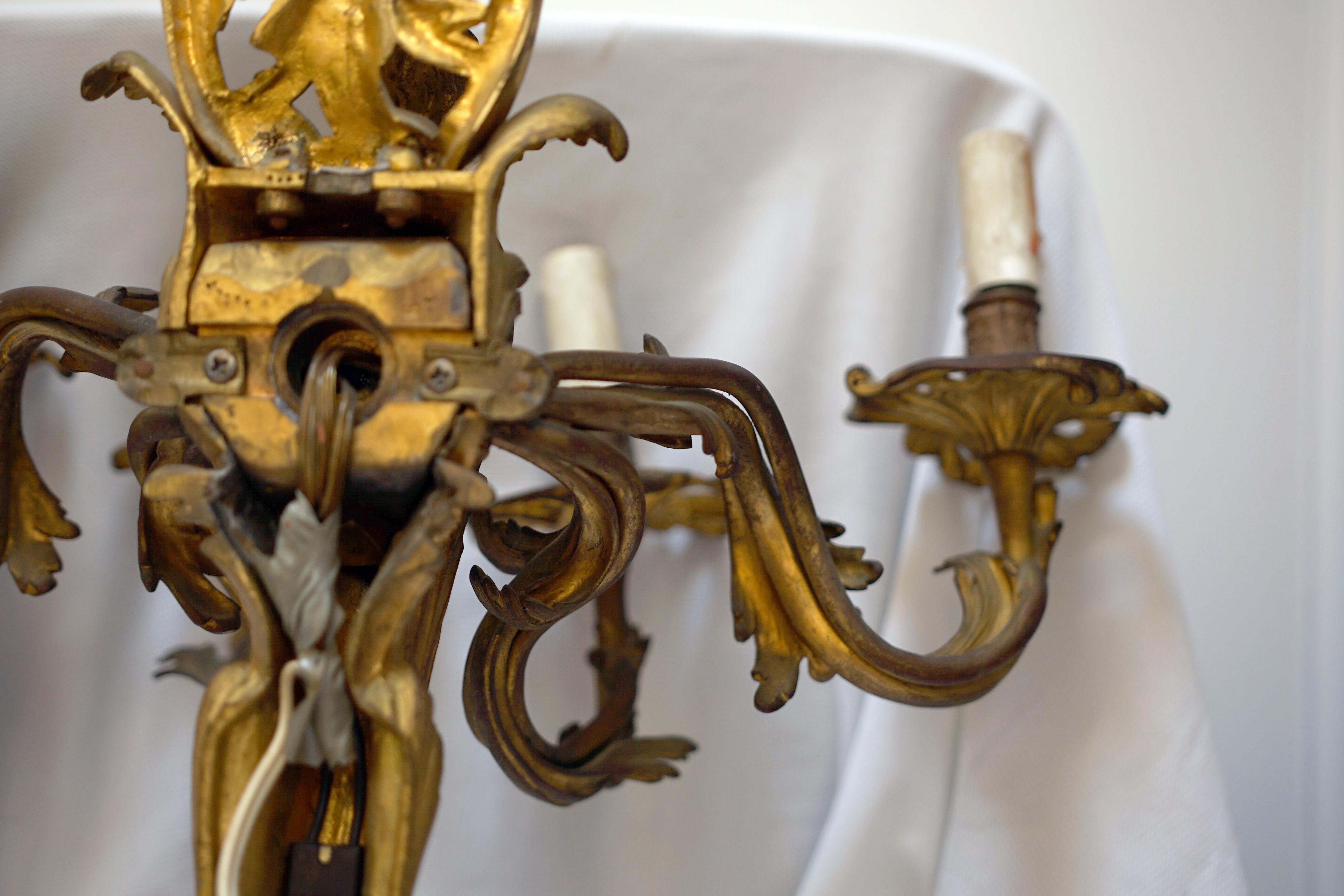 Lámpara de bronce dorado del siglo XIX con cuatro brazos de vela, hojas de acanto y rosetas Francés en venta