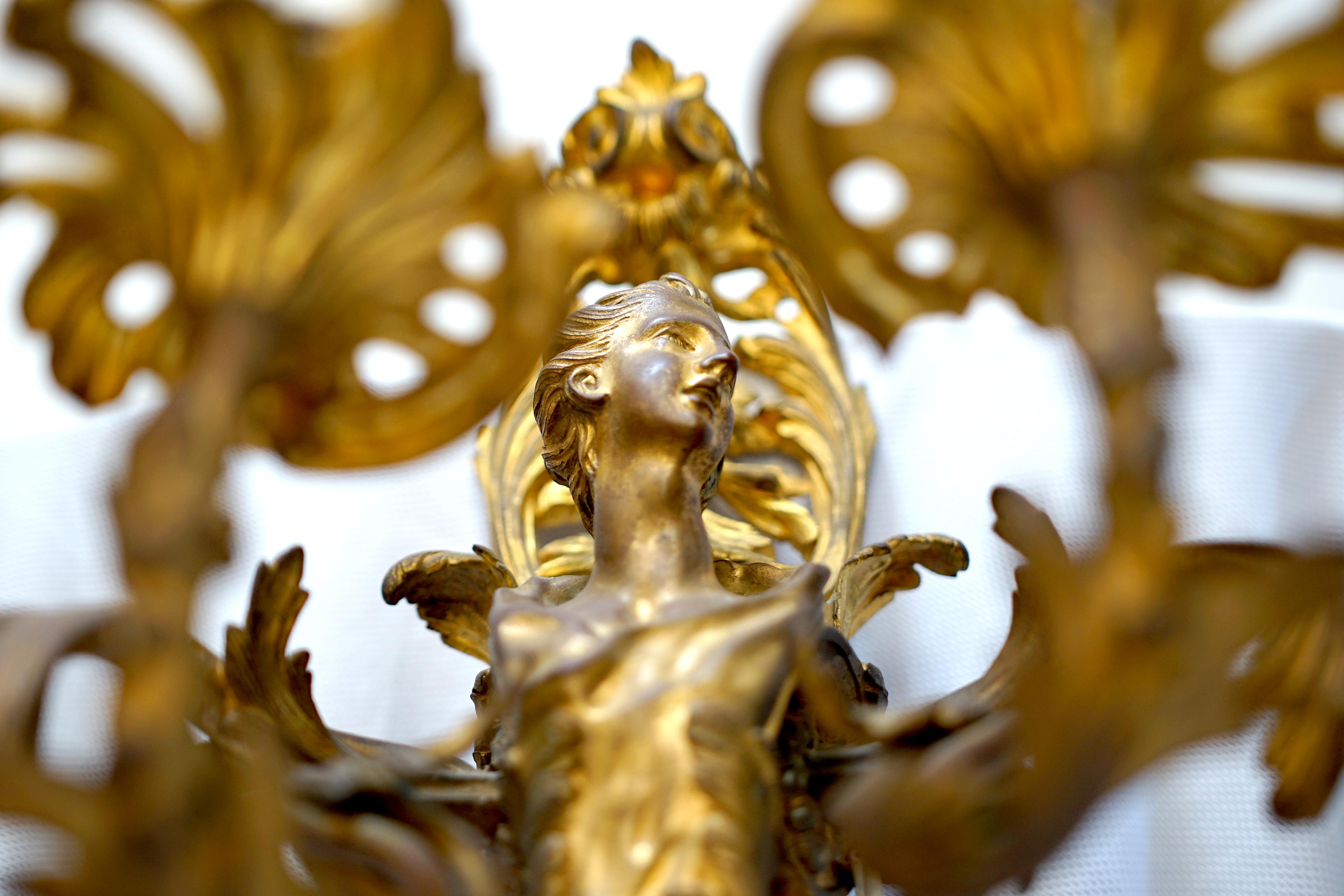 Lámpara de bronce dorado del siglo XIX con cuatro brazos de vela, hojas de acanto y rosetas Vaciado en venta