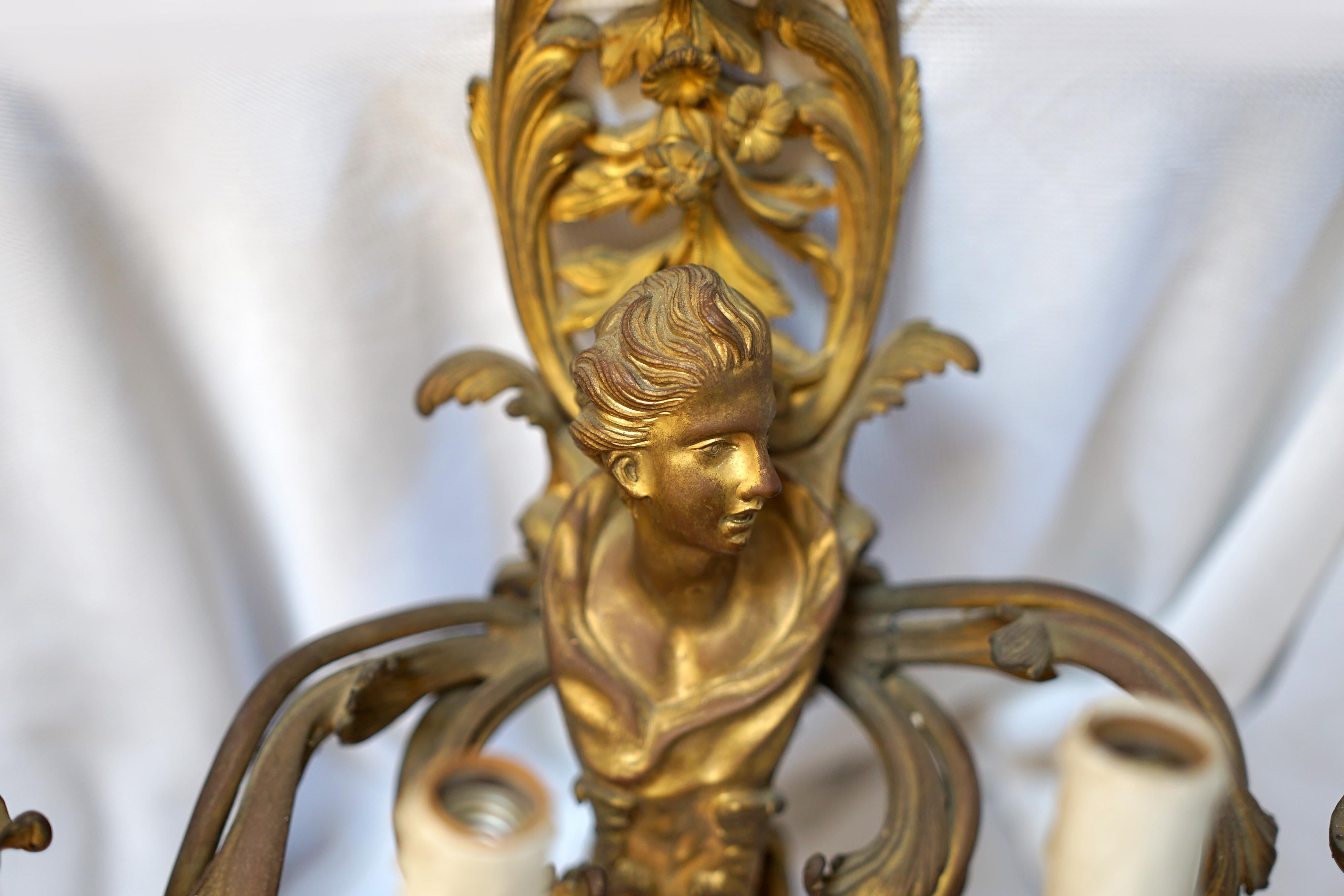 Lámpara de bronce dorado del siglo XIX con cuatro brazos de vela, hojas de acanto y rosetas en venta 1