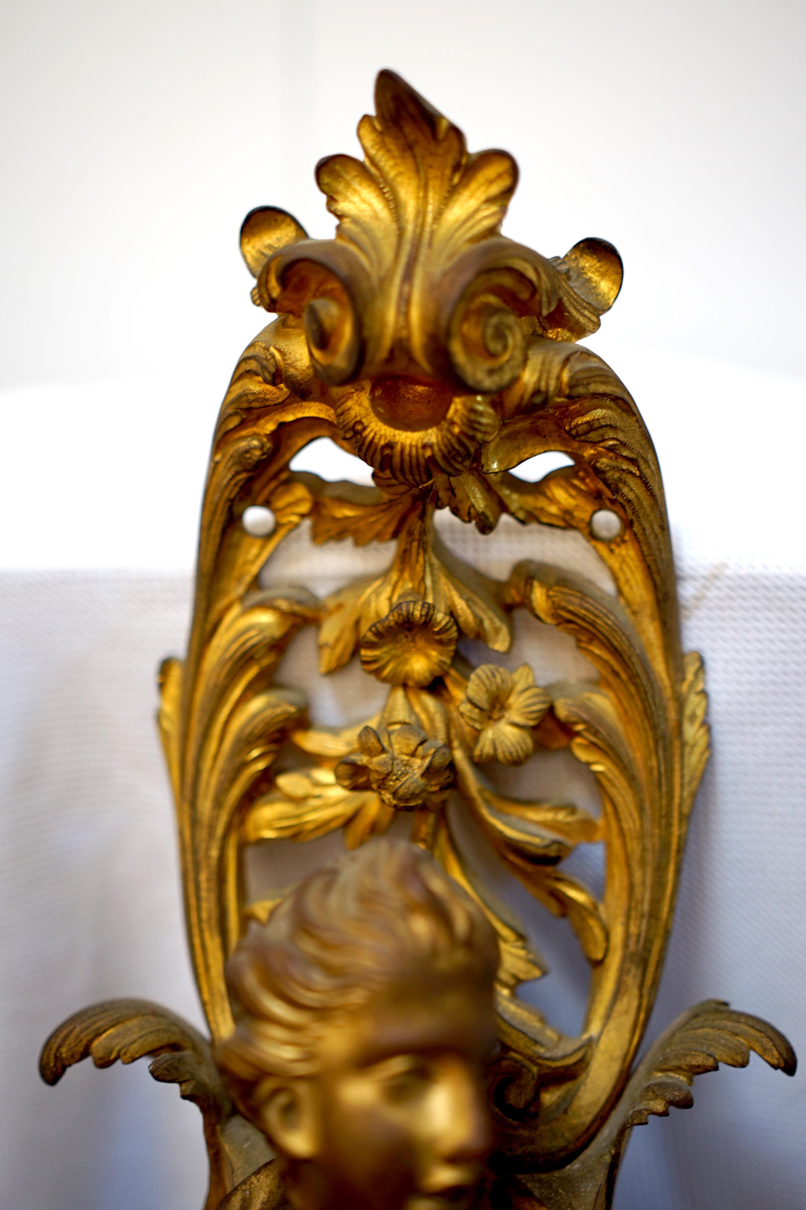 Lámpara de bronce dorado del siglo XIX con cuatro brazos de vela, hojas de acanto y rosetas en venta 2