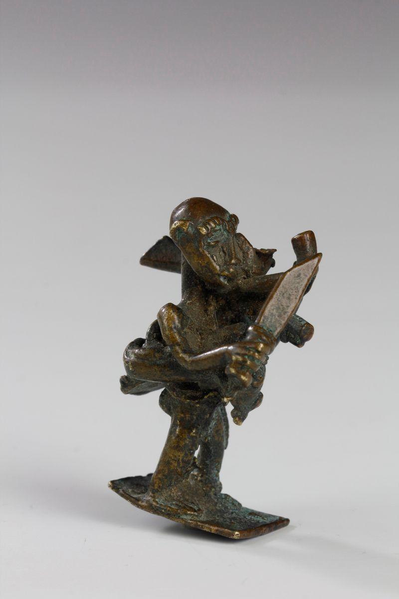 Tribal Poids en bronze et or du 19ème siècle représentant un chasseur traditionnel. Akan, Ghana en vente