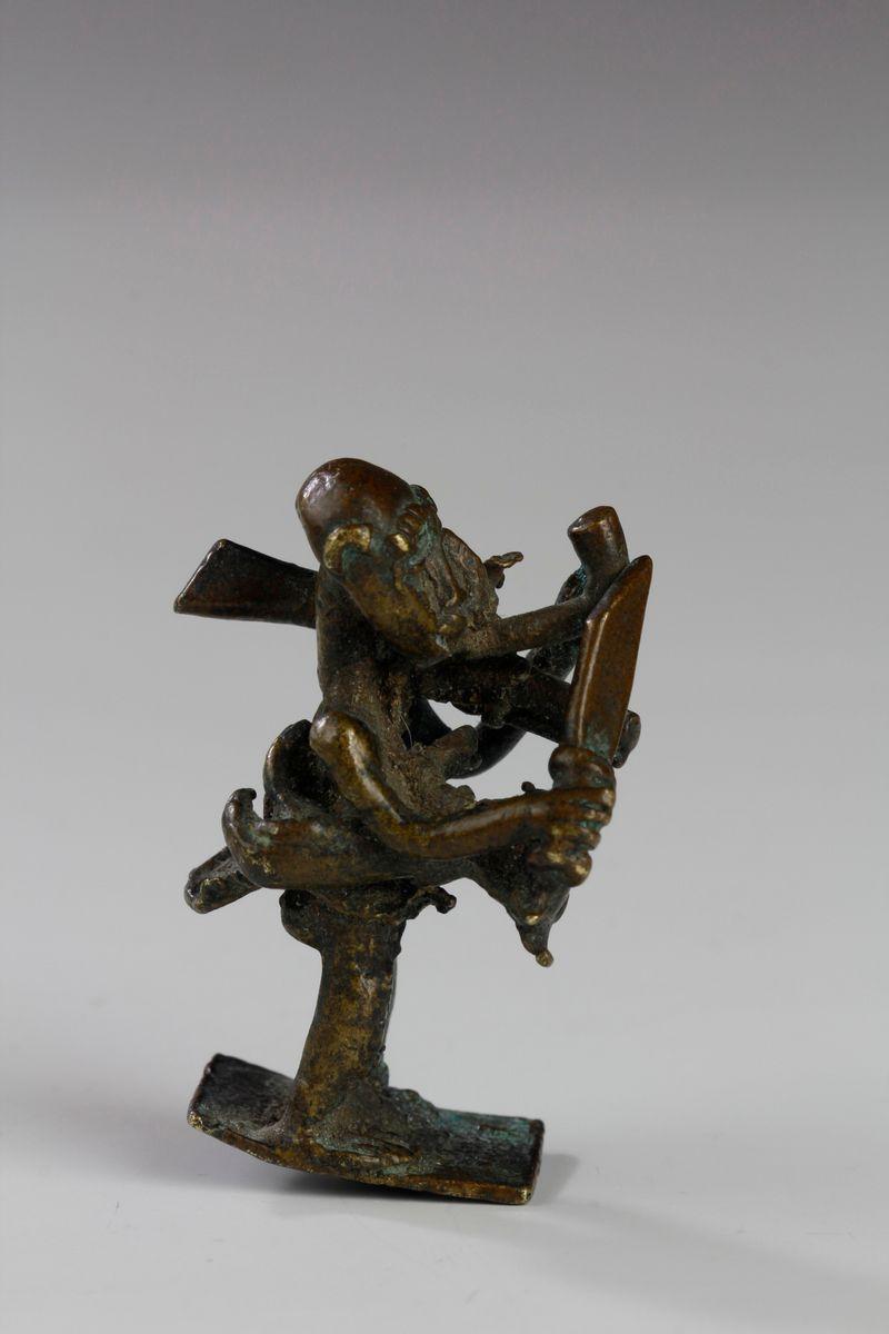 Ghanéen Poids en bronze et or du 19ème siècle représentant un chasseur traditionnel. Akan, Ghana en vente
