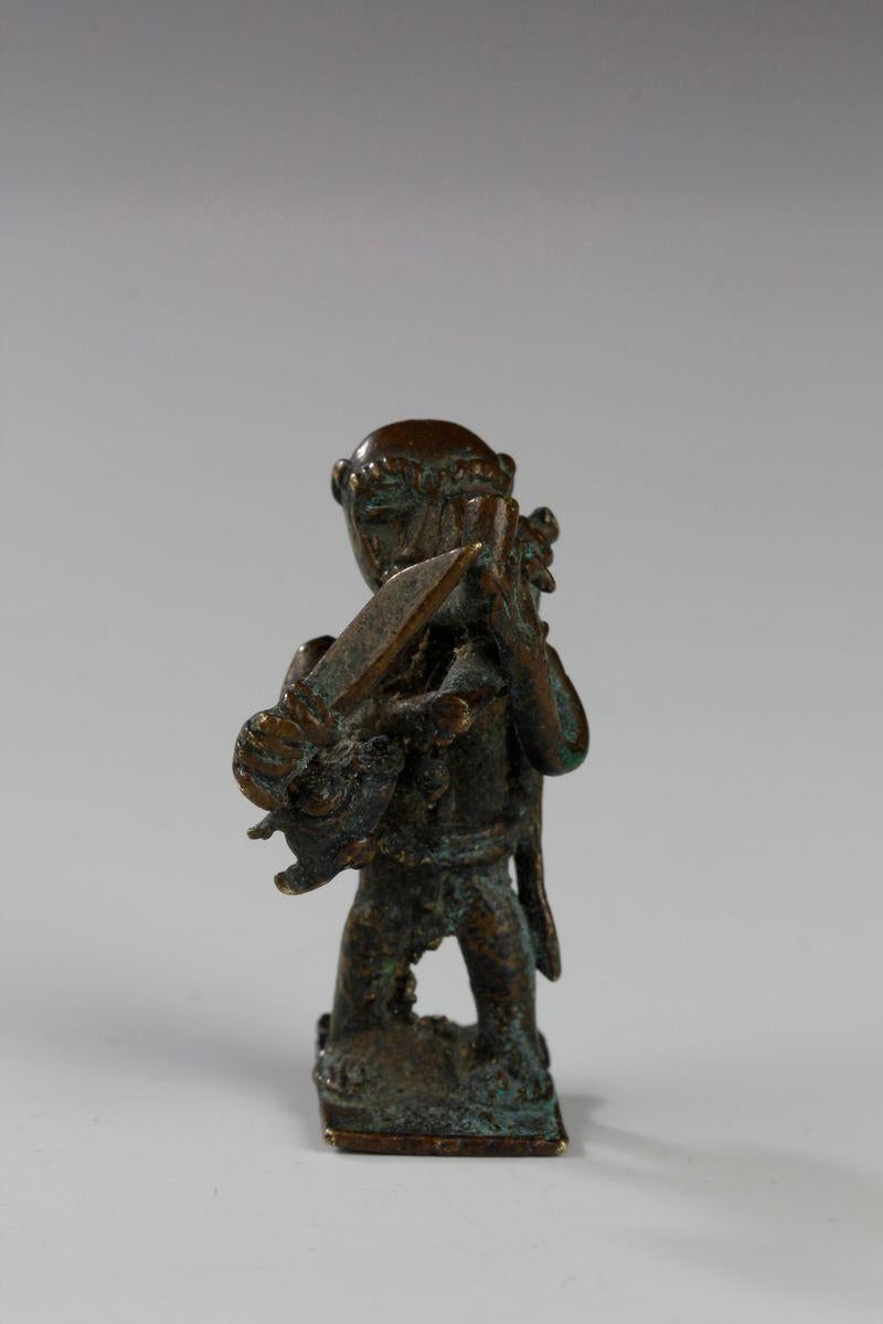 Moulage Poids en bronze et or du 19ème siècle représentant un chasseur traditionnel. Akan, Ghana en vente